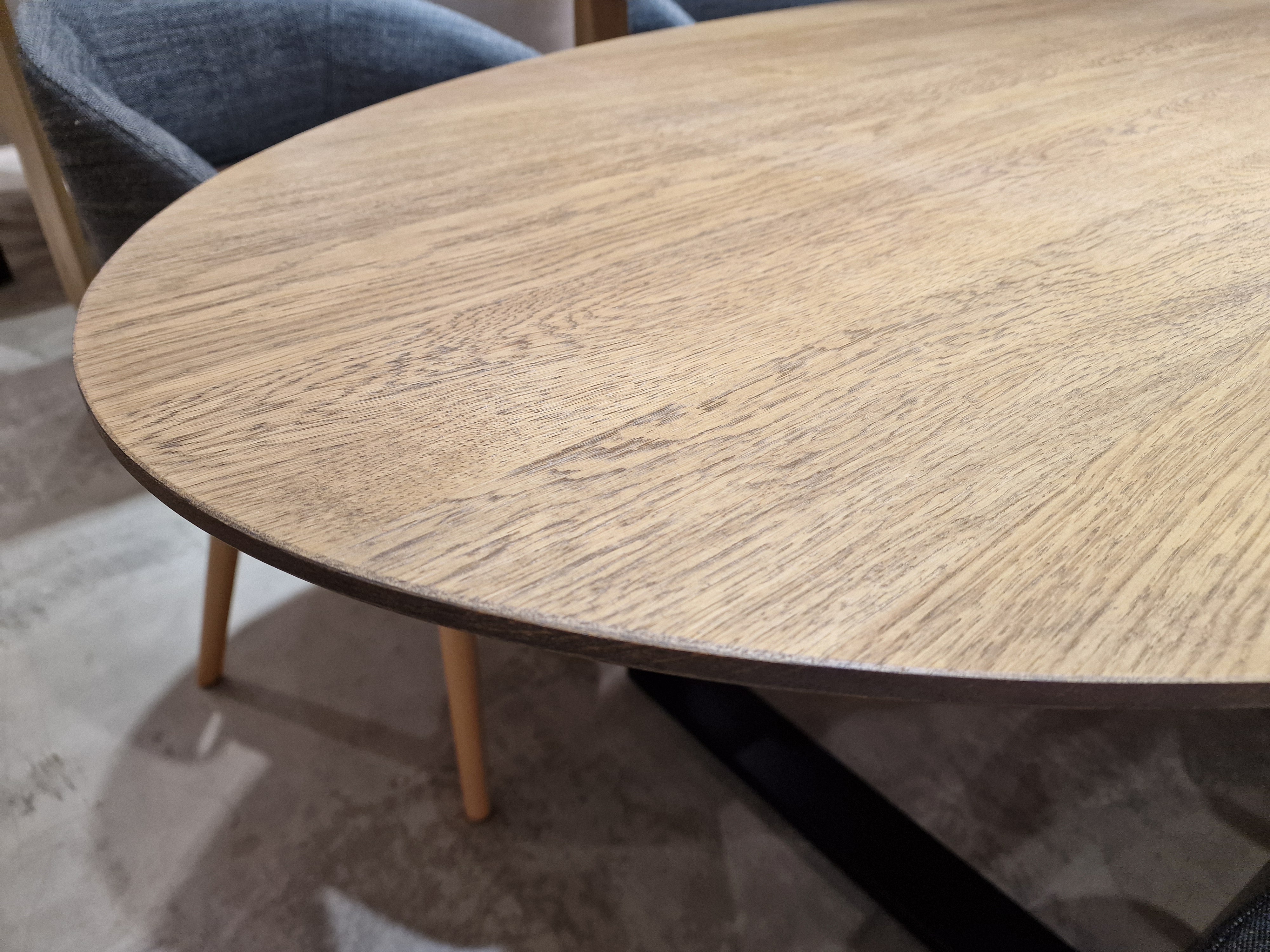 Eiken Interieurtafel Ovaal 240 x 100cm Tobacco Verjongd met zwart metalen U-Poten