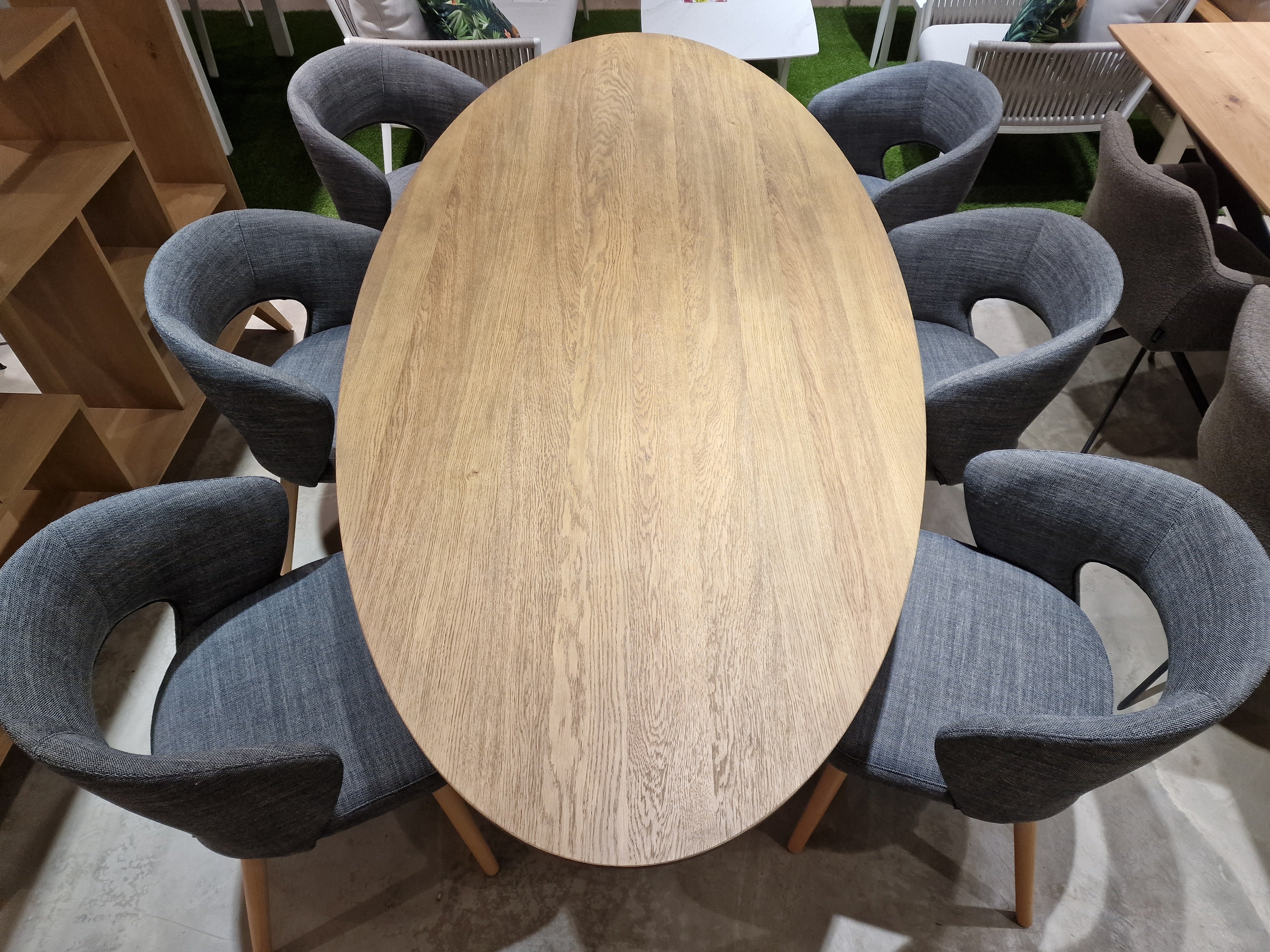 Eiken Interieurtafel Ovaal 240 x 100cm Tobacco Verjongd met zwart metalen U-Poten