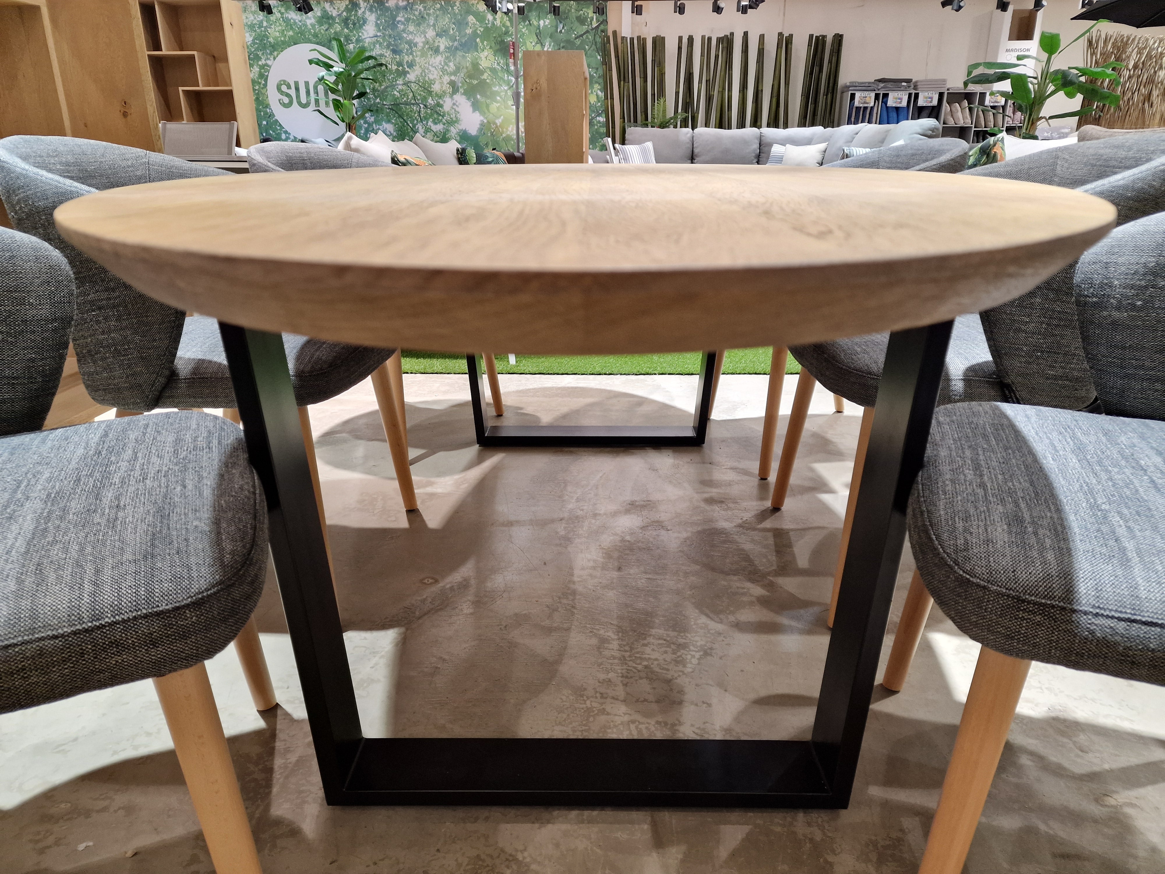 Eiken Interieurtafel Ovaal 240 x 100cm Tobacco Verjongd met zwart metalen U-Poten