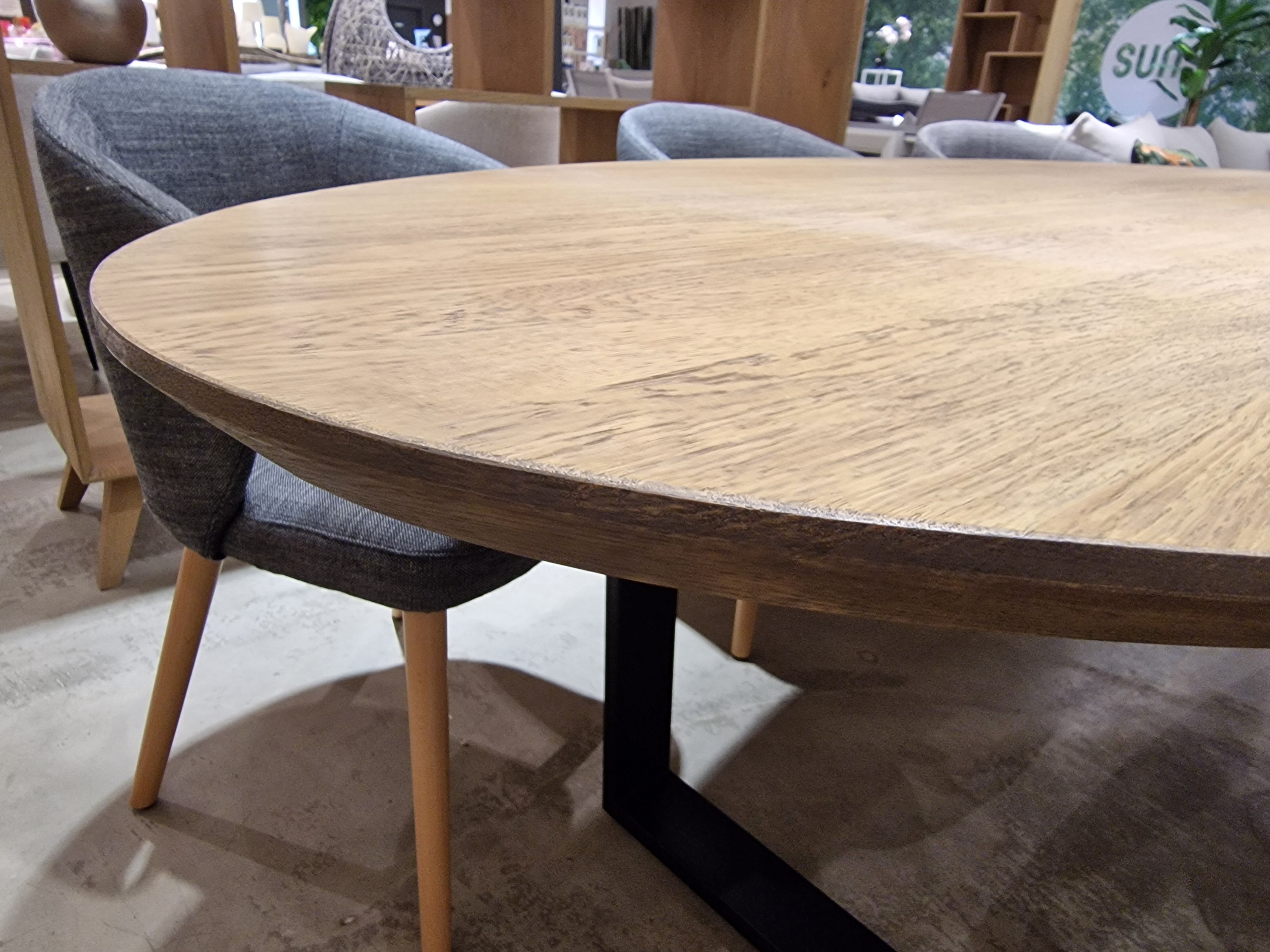 Eiken Interieurtafel Ovaal 240 x 100cm Tobacco Verjongd met zwart metalen U-Poten