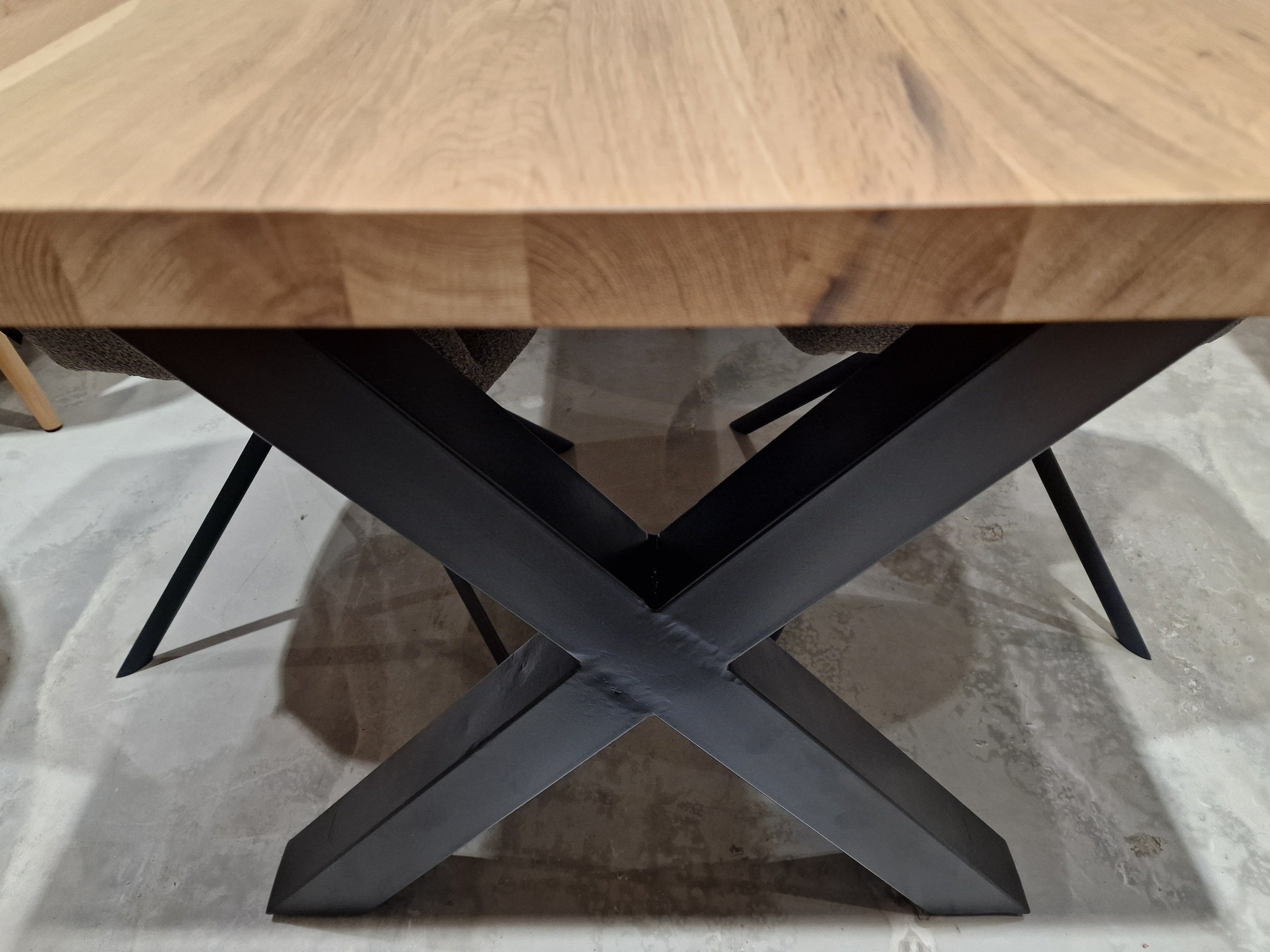 Eik Interieurtafel Rechthoek 240 x 90cm Naturel Verjongd met zwart metalen X-Poten