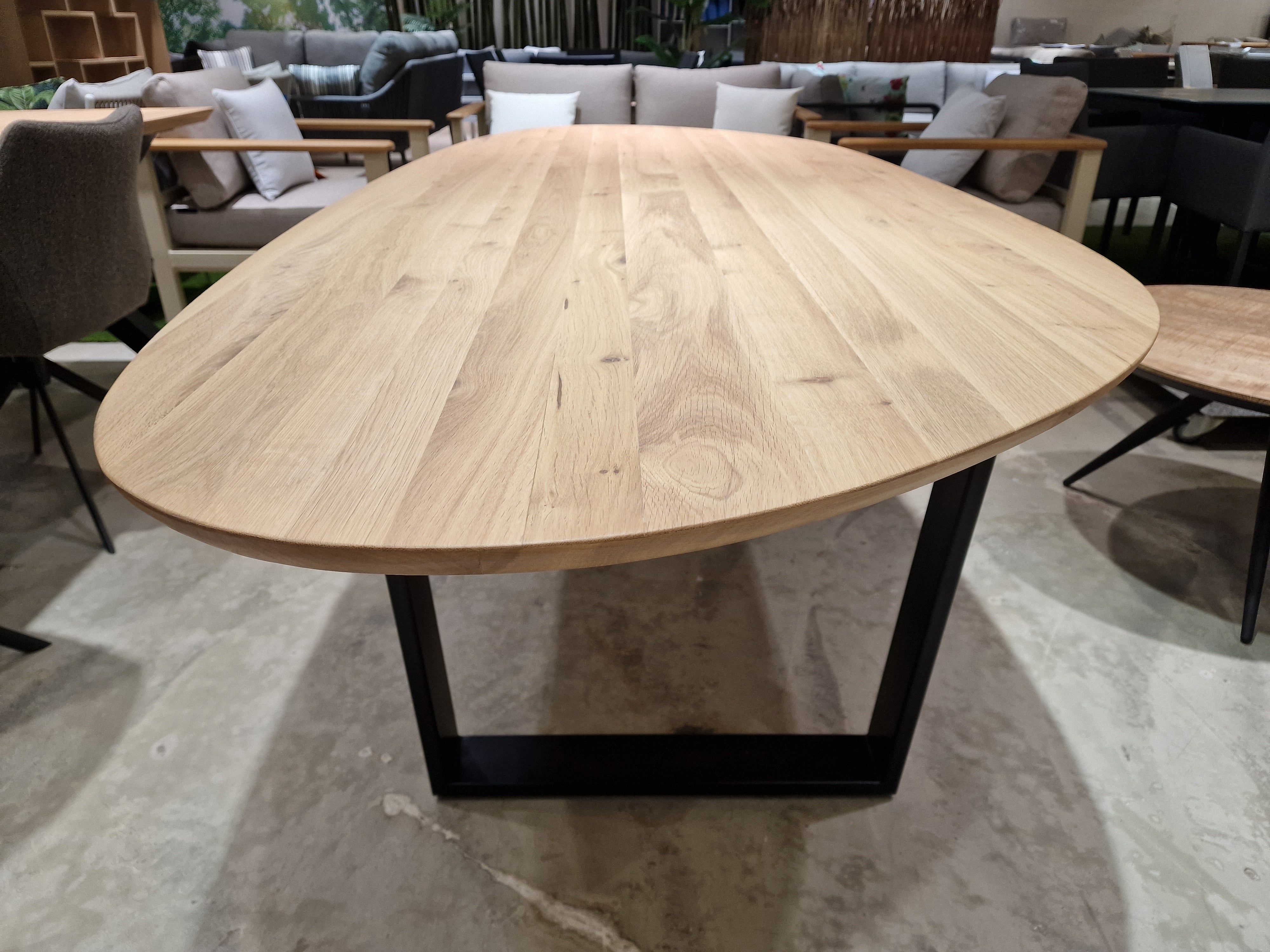 Eiken Interieurtafel Tosca Kei-Vorm Ovaal 228 x 98cm Naturel Verjongd met zwart metalen U-Poten