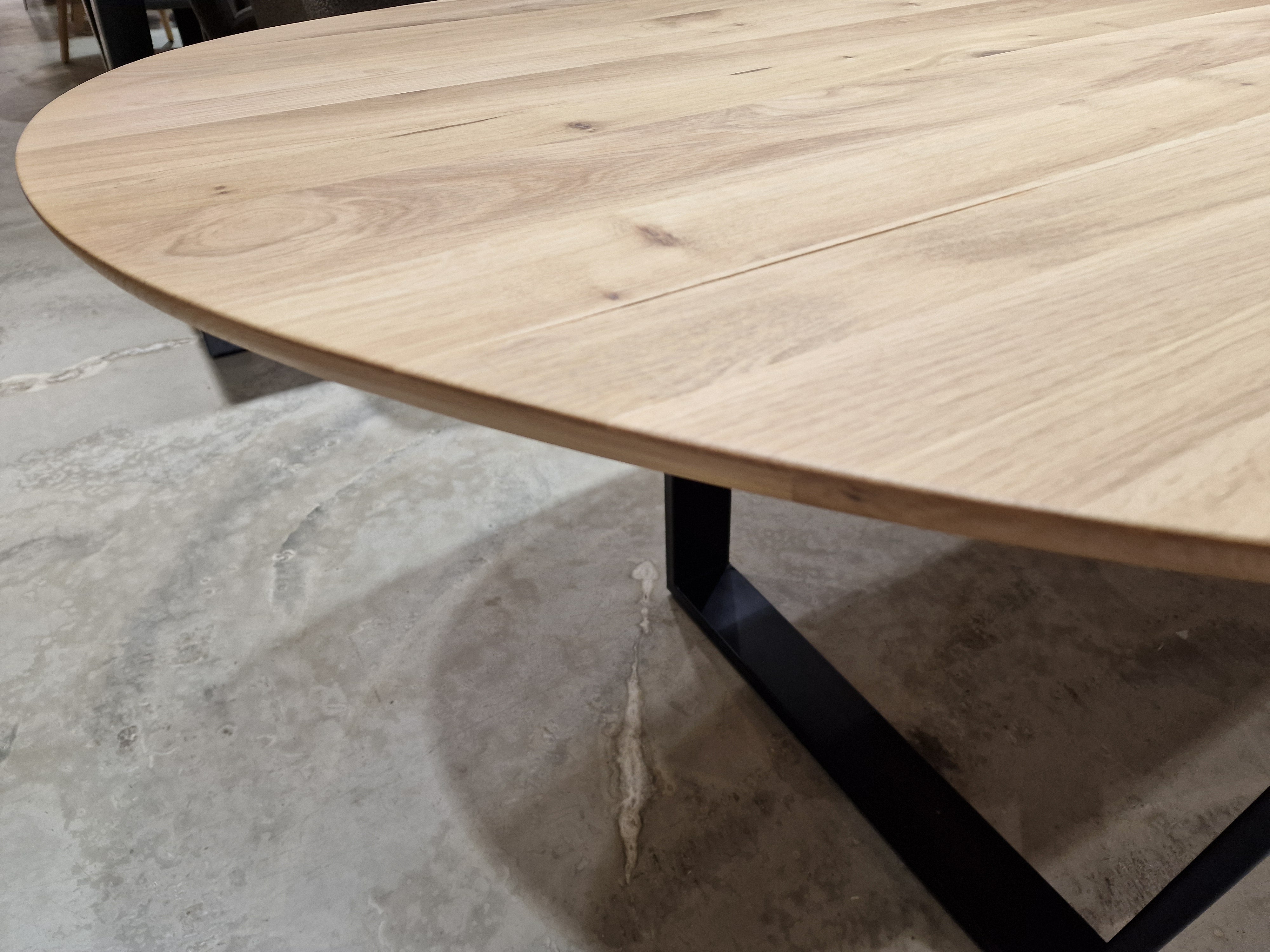 Eiken Interieurtafel Tosca Kei-Vorm Ovaal 228 x 98cm Naturel Verjongd met zwart metalen U-Poten