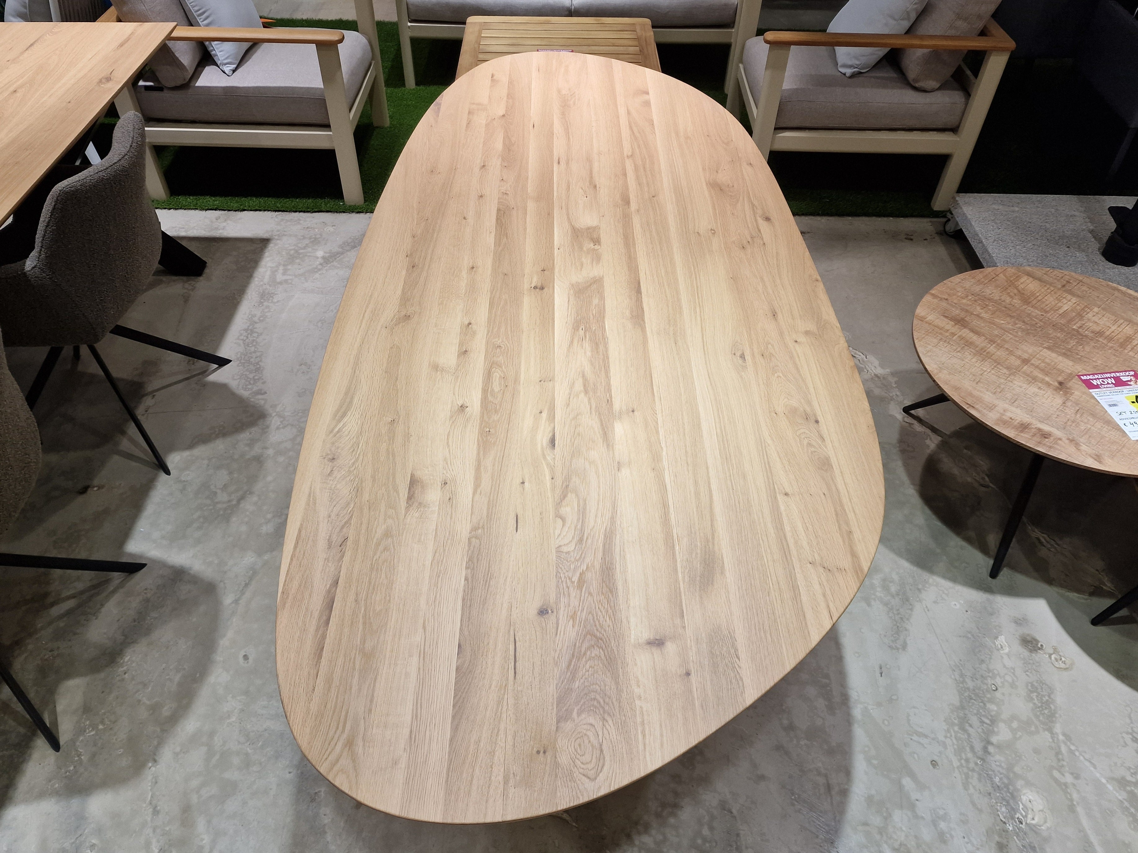 Eiken Interieurtafel Tosca Kei-Vorm Ovaal 228 x 98cm Naturel Verjongd met zwart metalen U-Poten