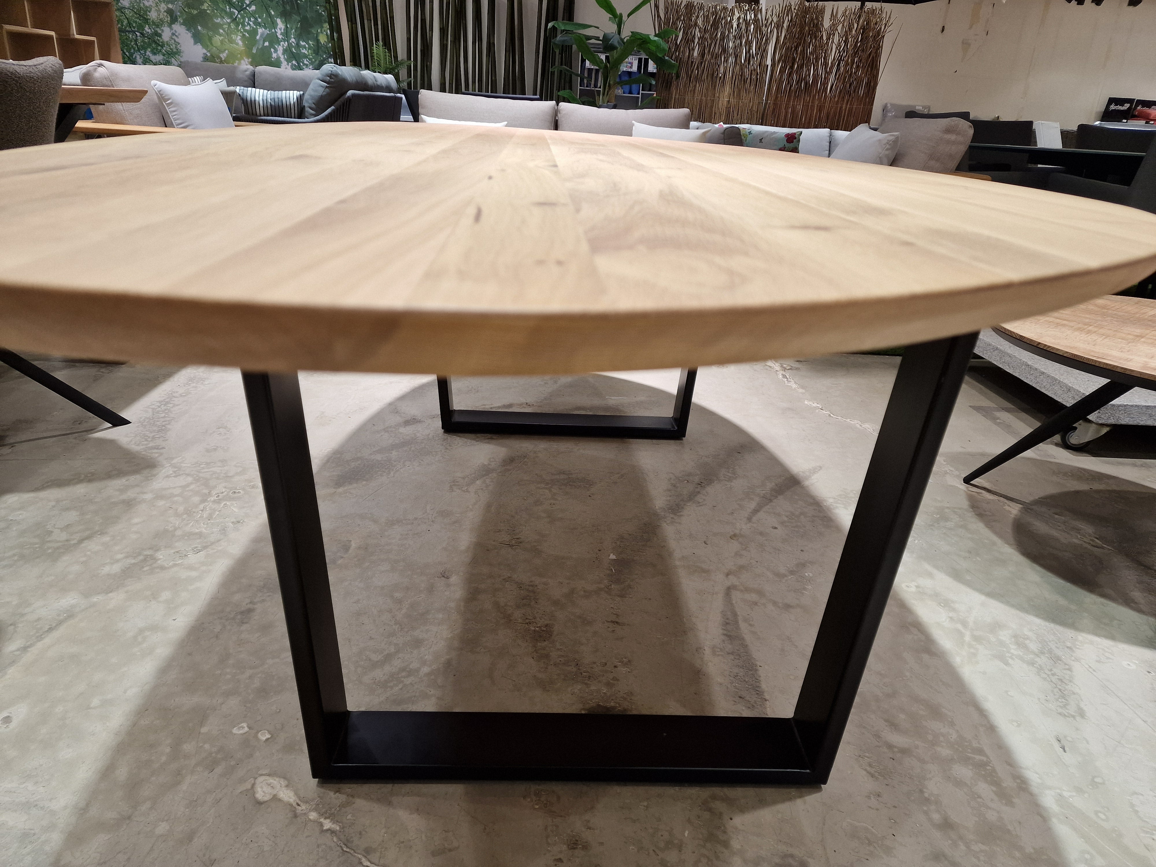 Eiken Interieurtafel Tosca Kei-Vorm Ovaal 228 x 98cm Naturel Verjongd met zwart metalen U-Poten