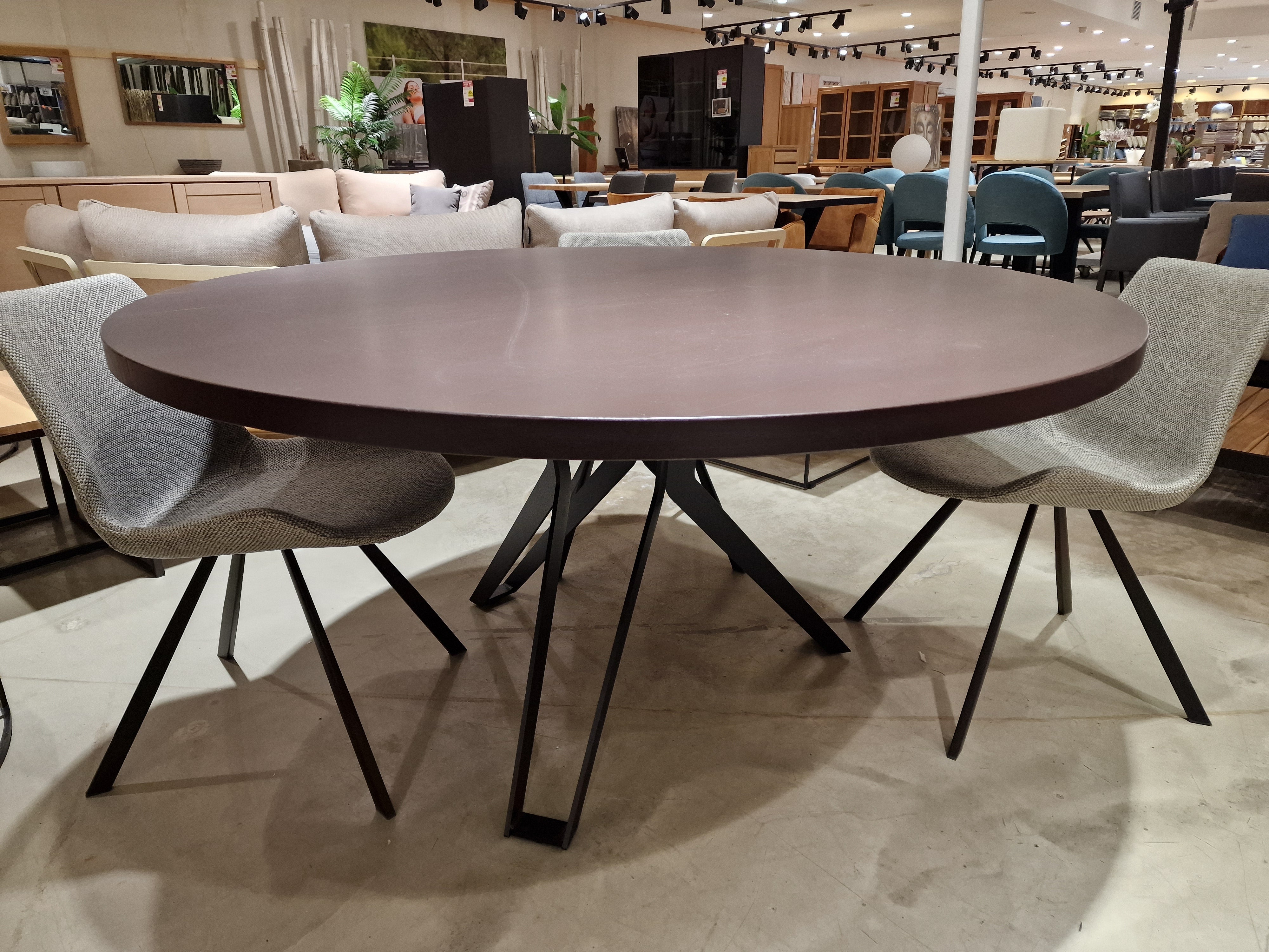 Eik Interieurtafel Rond dia 150cm Wengé Recht met zwart metalen Split-Poten