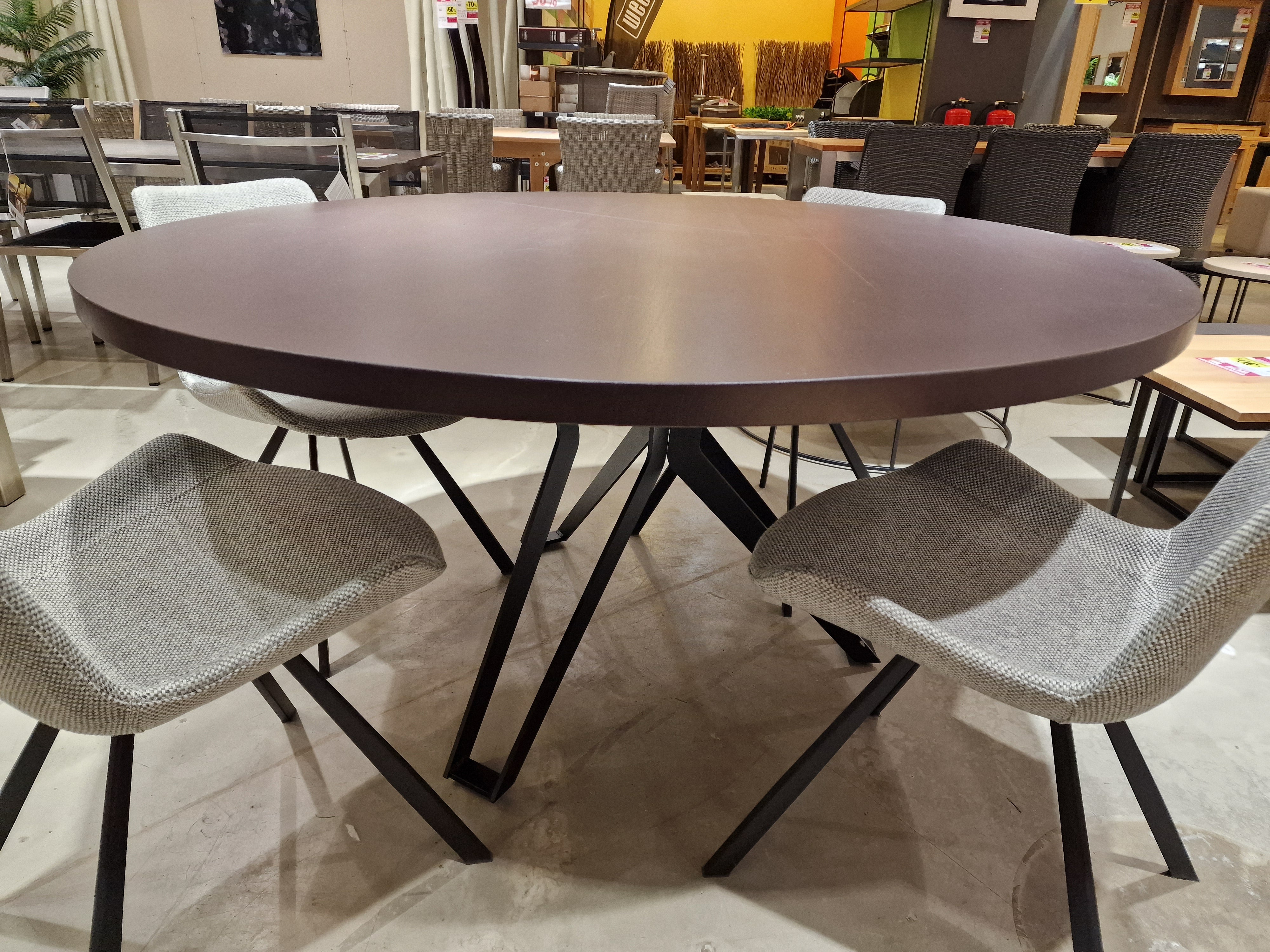 Eik Interieurtafel Rond dia 150cm Wengé Recht met zwart metalen Split-Poten