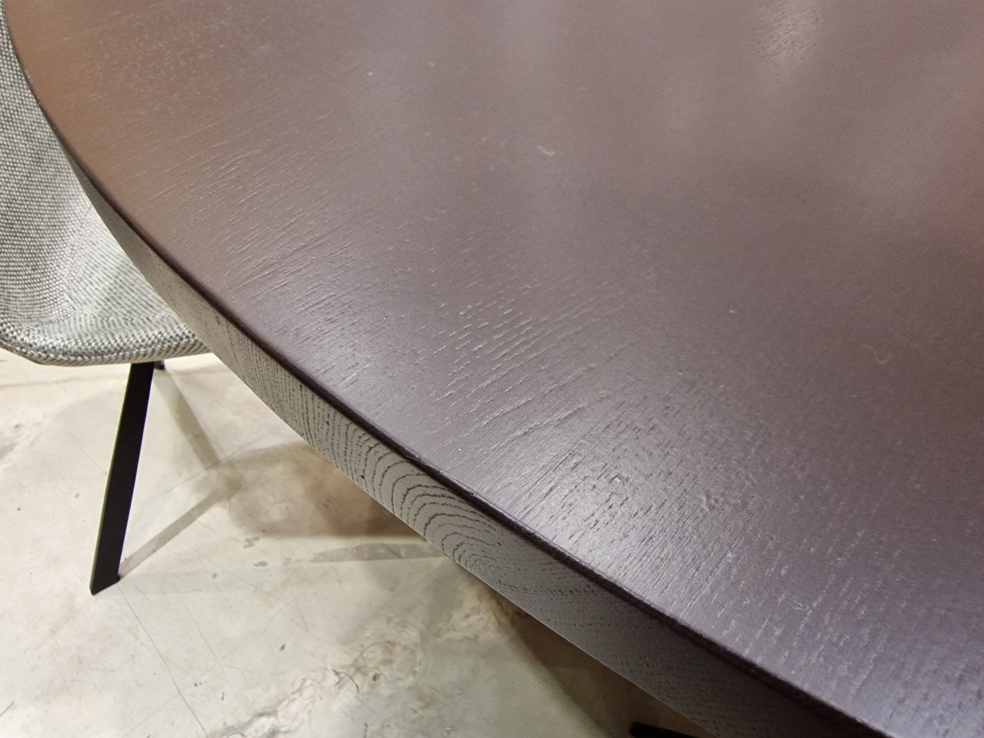 Eik Interieurtafel Rond dia 150cm Wengé Recht met zwart metalen Split-Poten