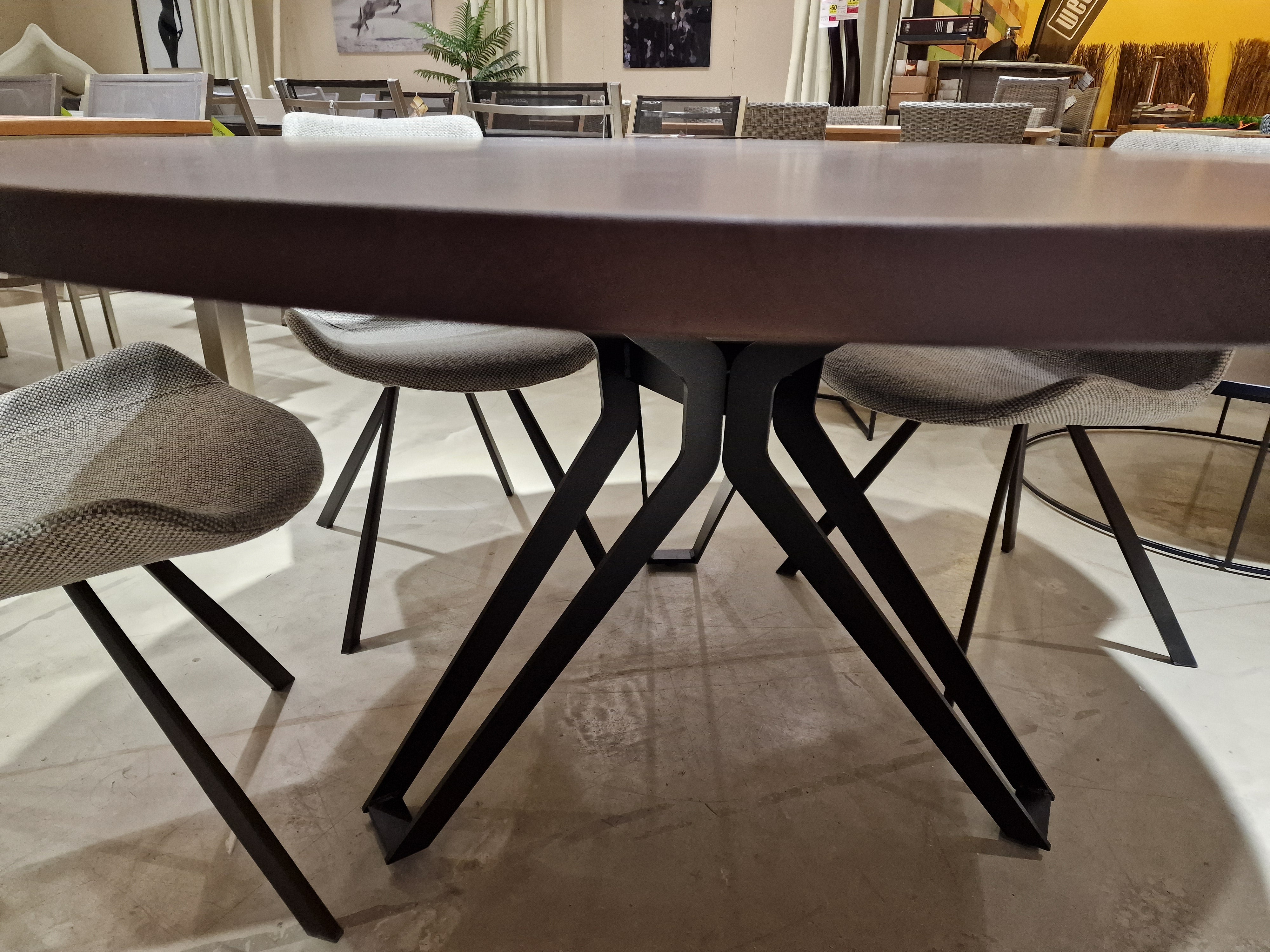 Eik Interieurtafel Rond dia 150cm Wengé Recht met zwart metalen Split-Poten