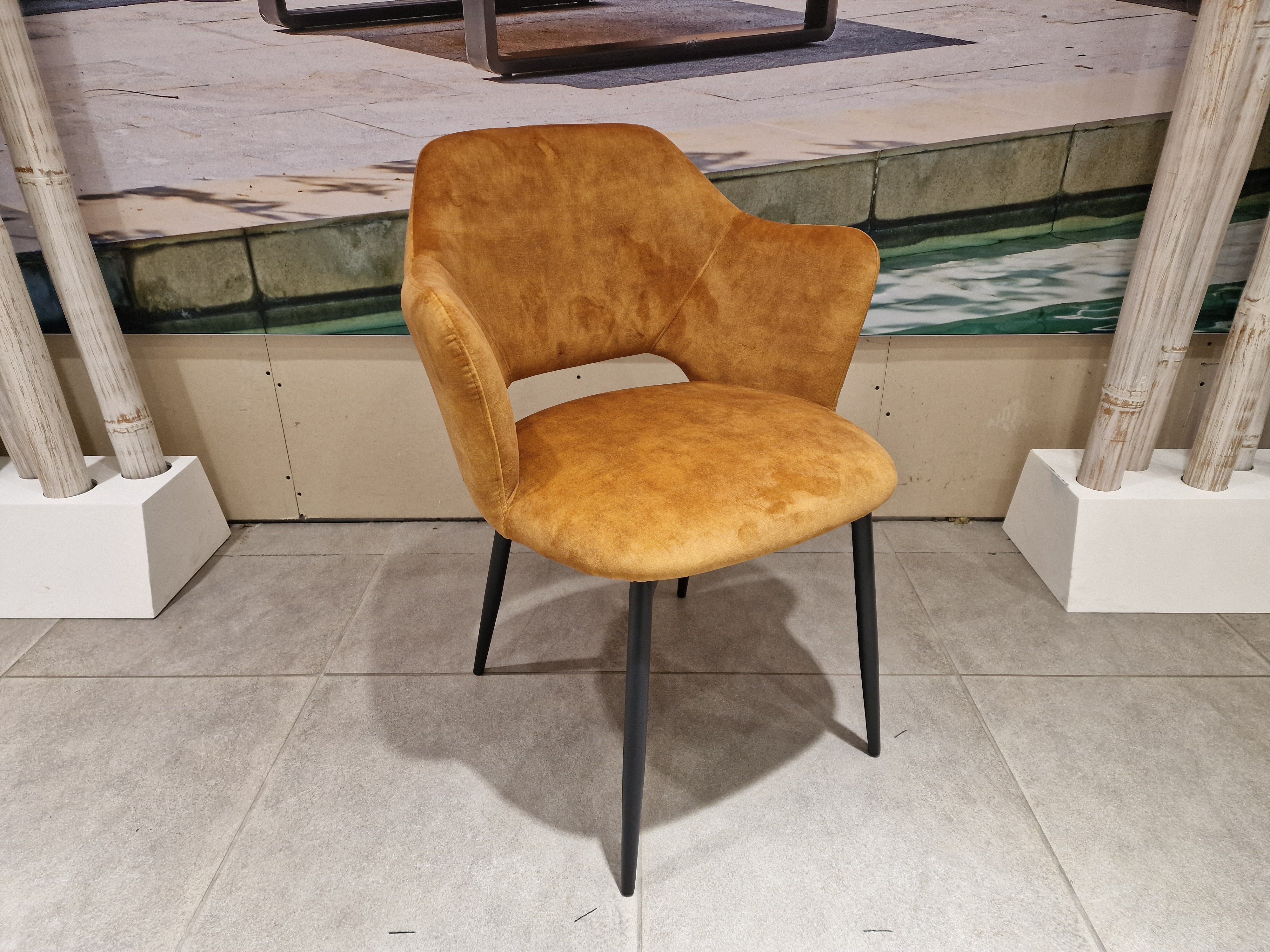 Eetkamerstoel Elly Kuipmodel Stof - Adore Gold - Zwarte poten