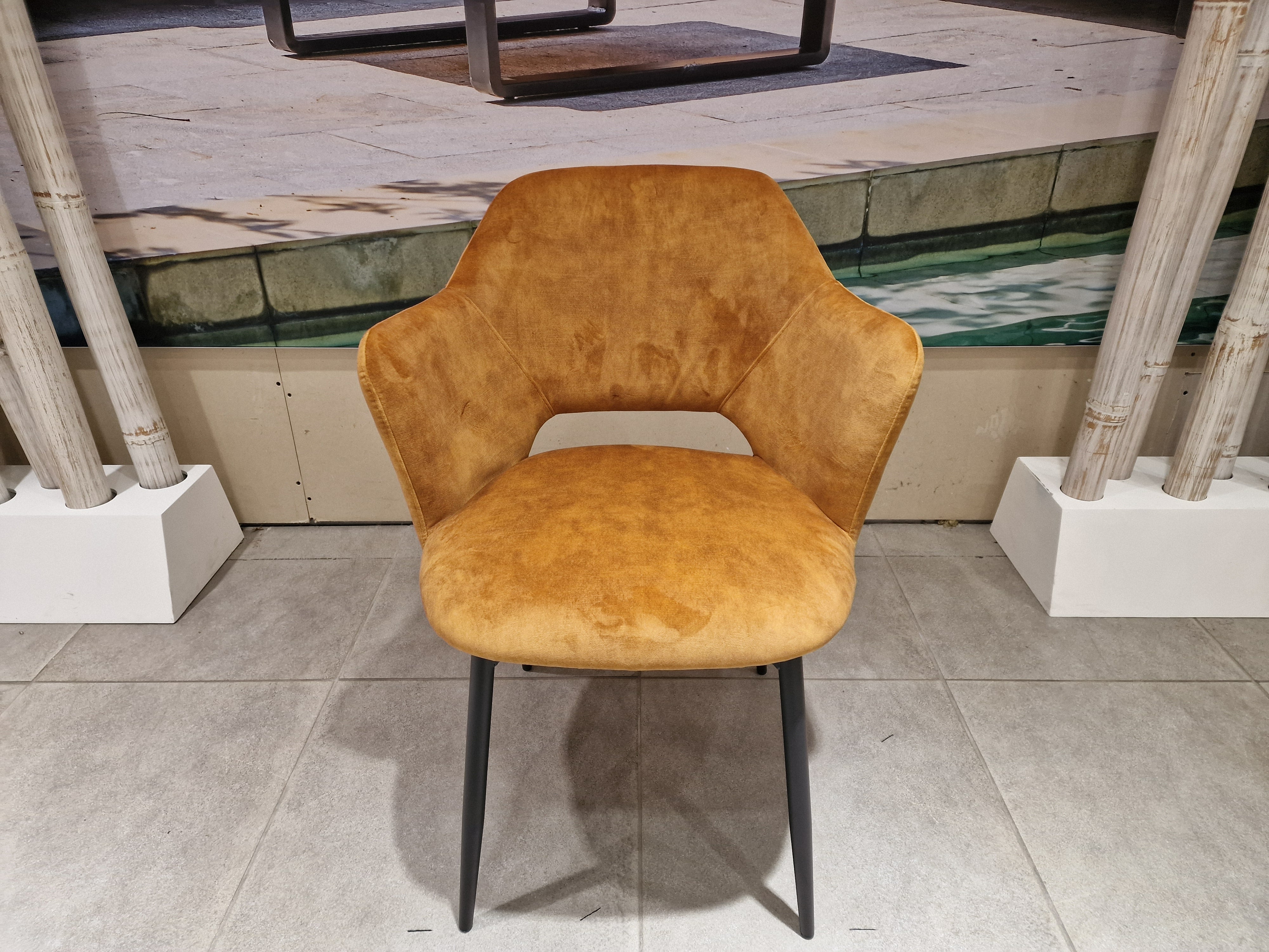 Eetkamerstoel Elly Kuipmodel Stof - Adore Gold - Zwarte poten