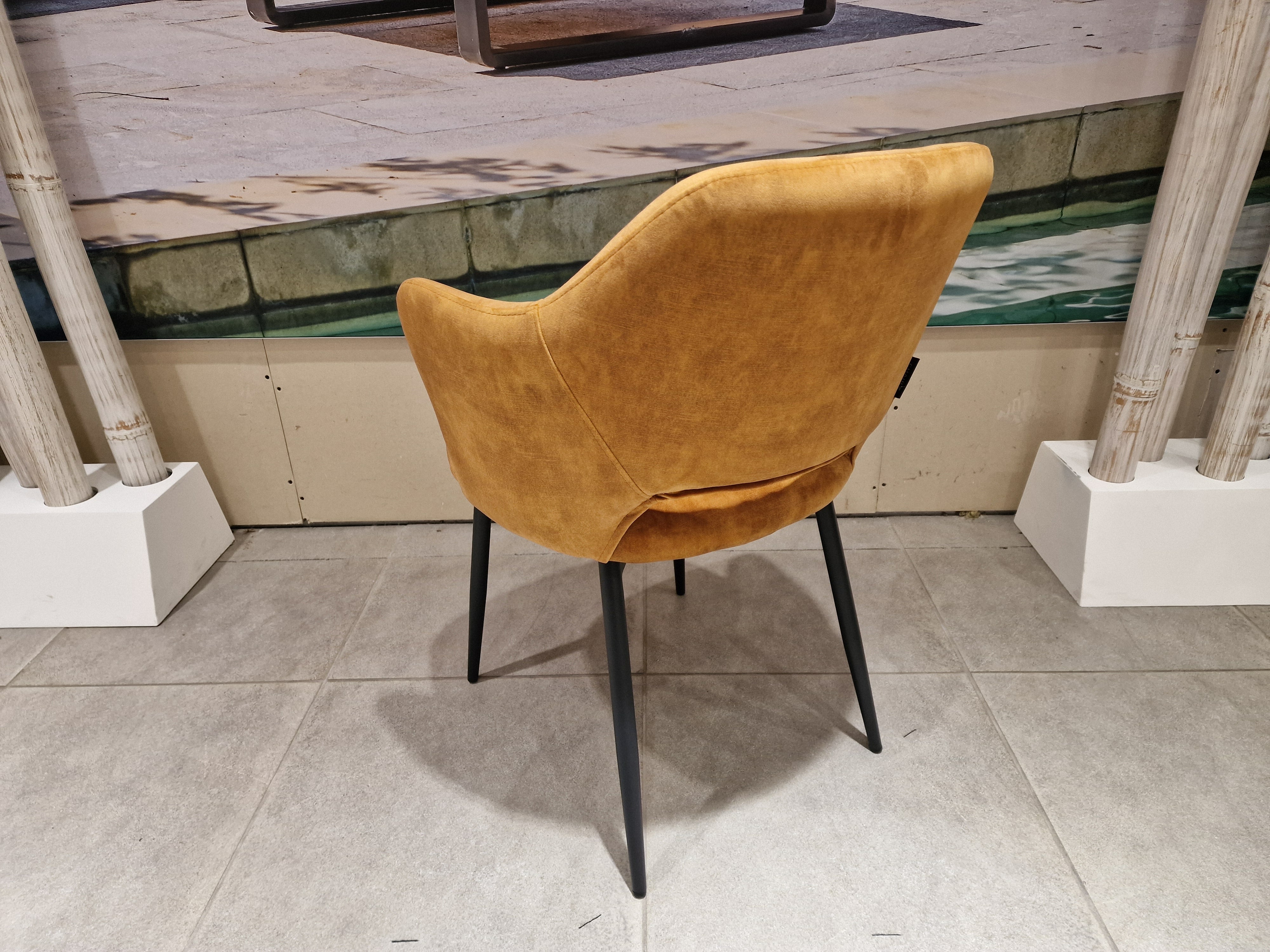 Eetkamerstoel Elly Kuipmodel Stof - Adore Gold - Zwarte poten