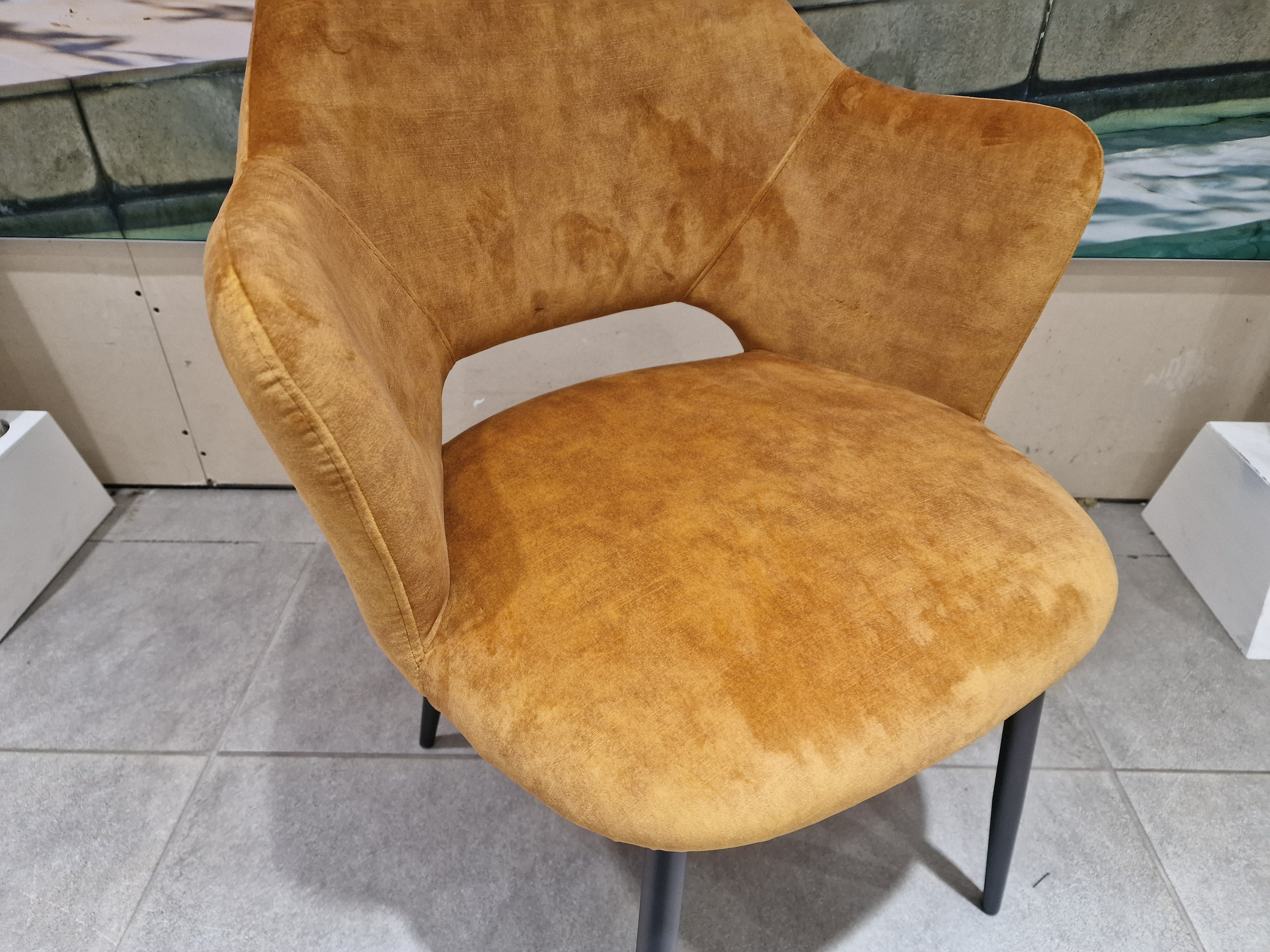 Eetkamerstoel Elly Kuipmodel Stof - Adore Gold - Zwarte poten