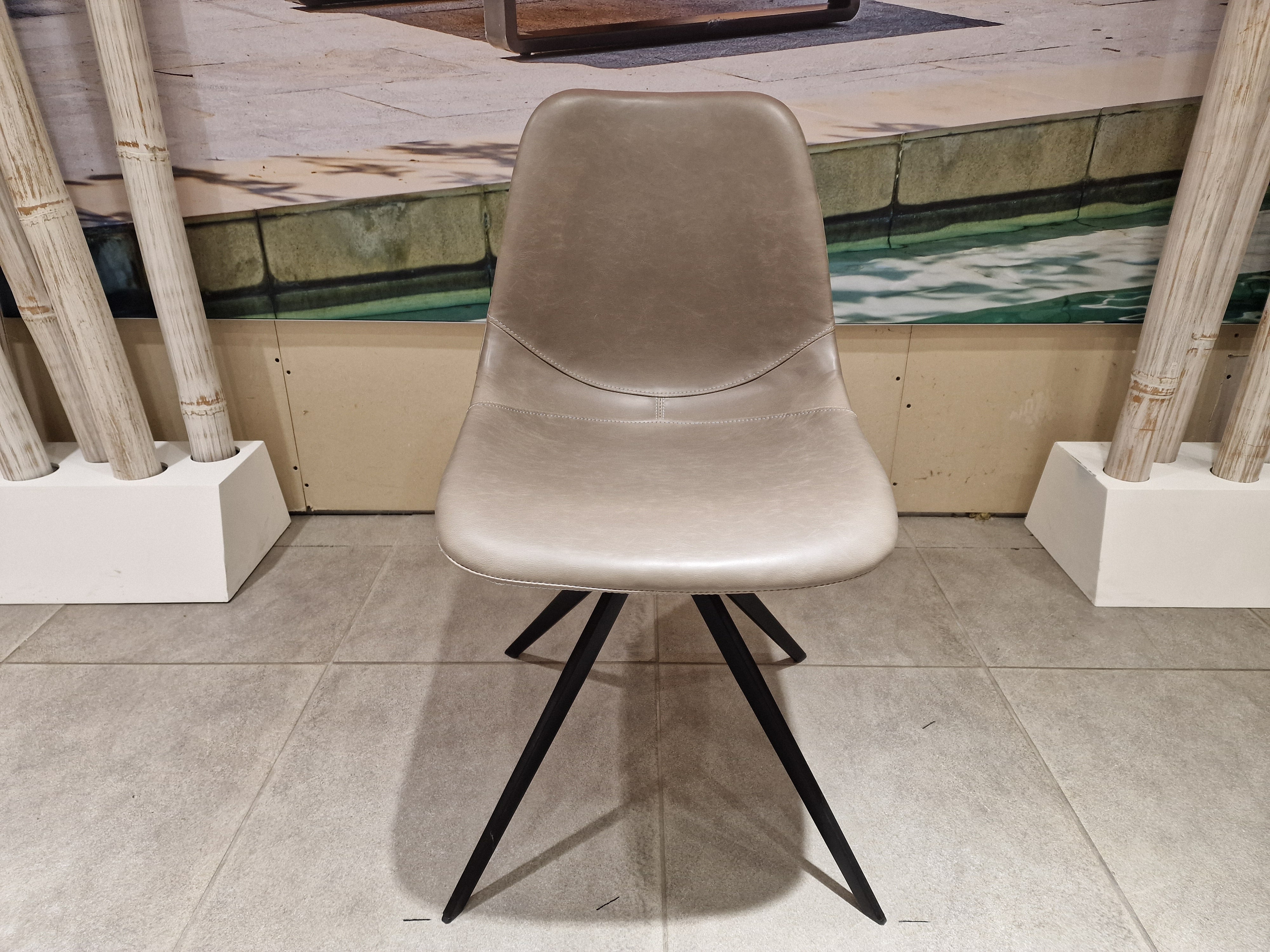 Eetkamerstoel Kuipmodel - PU Vintage Gray - Zwarte Poten