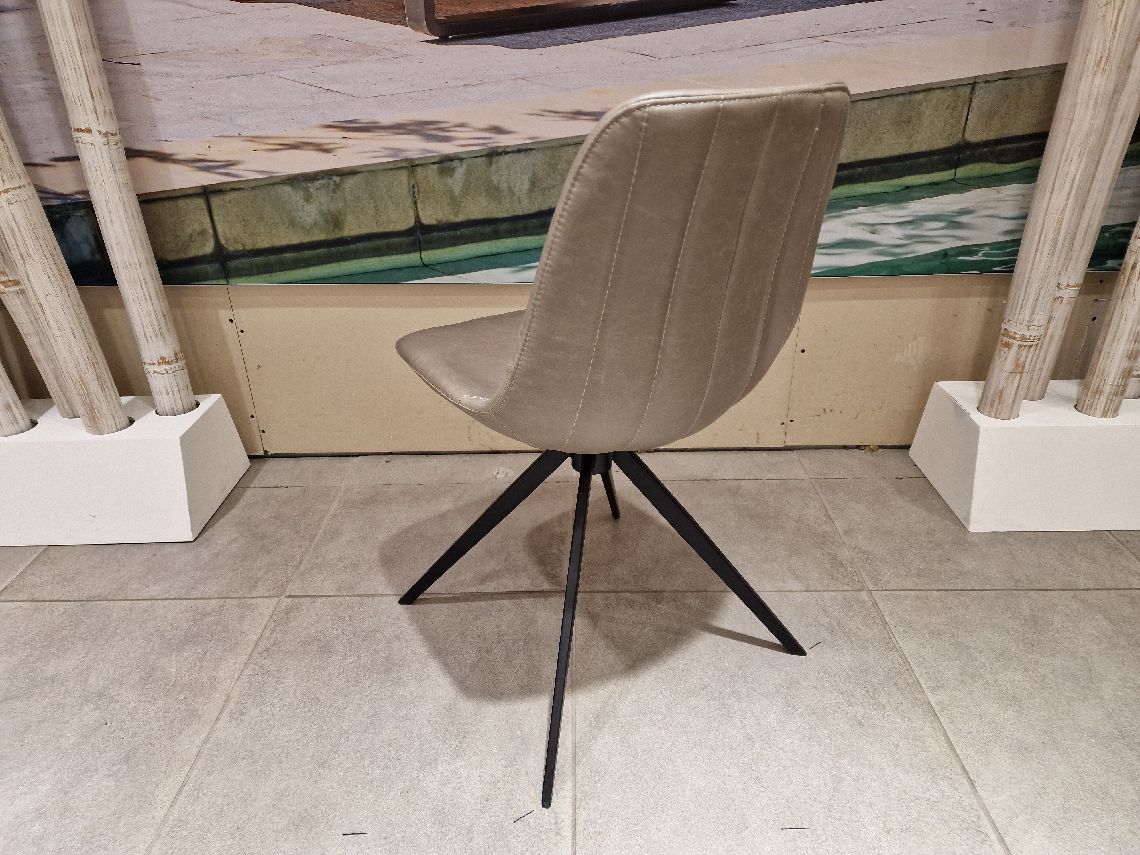 Eetkamerstoel Kuipmodel - PU Vintage Gray - Zwarte Poten