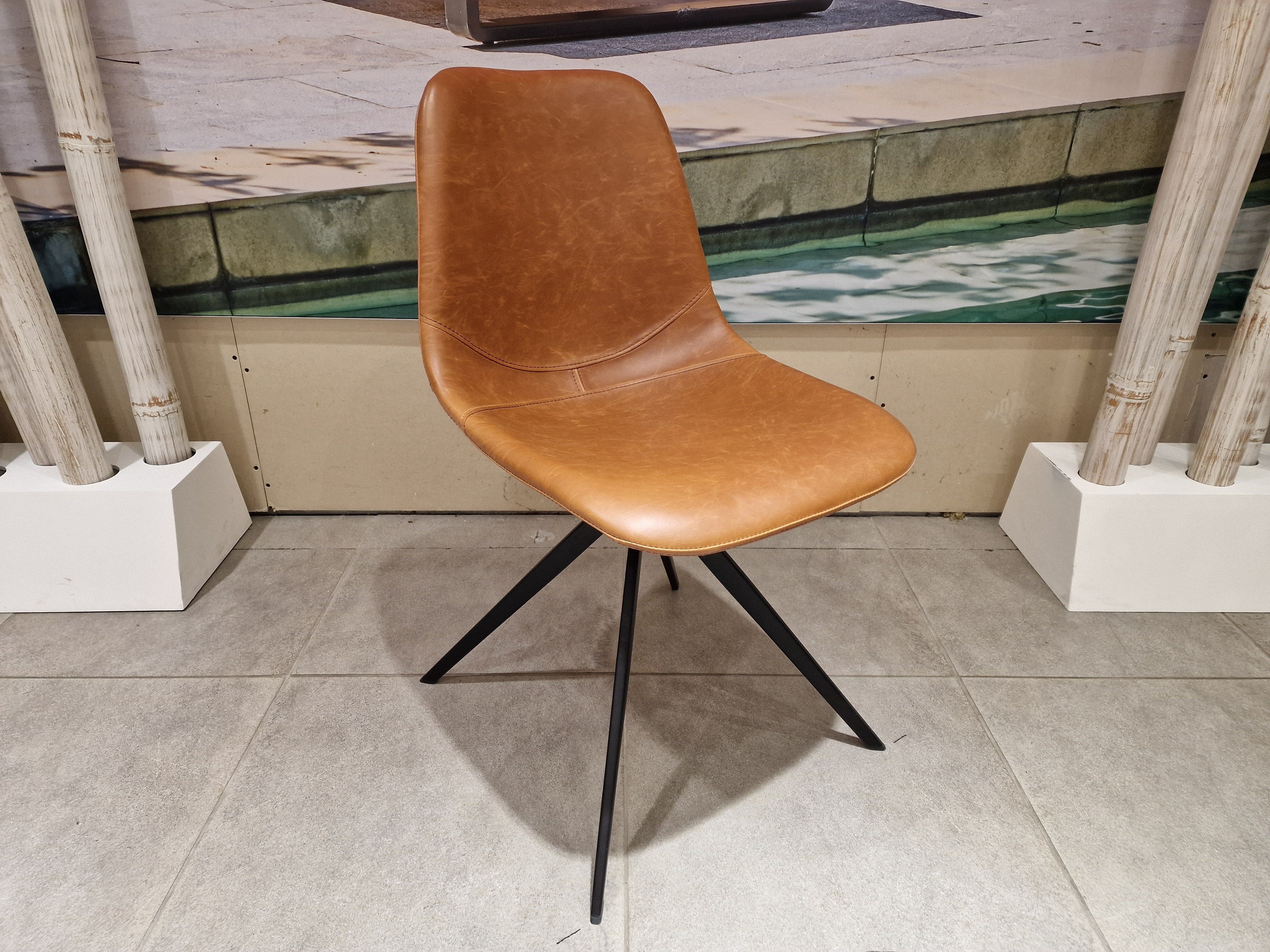 Eetkamerstoel Kuipmodel - PU Vintage Cognac - Zwarte Poten