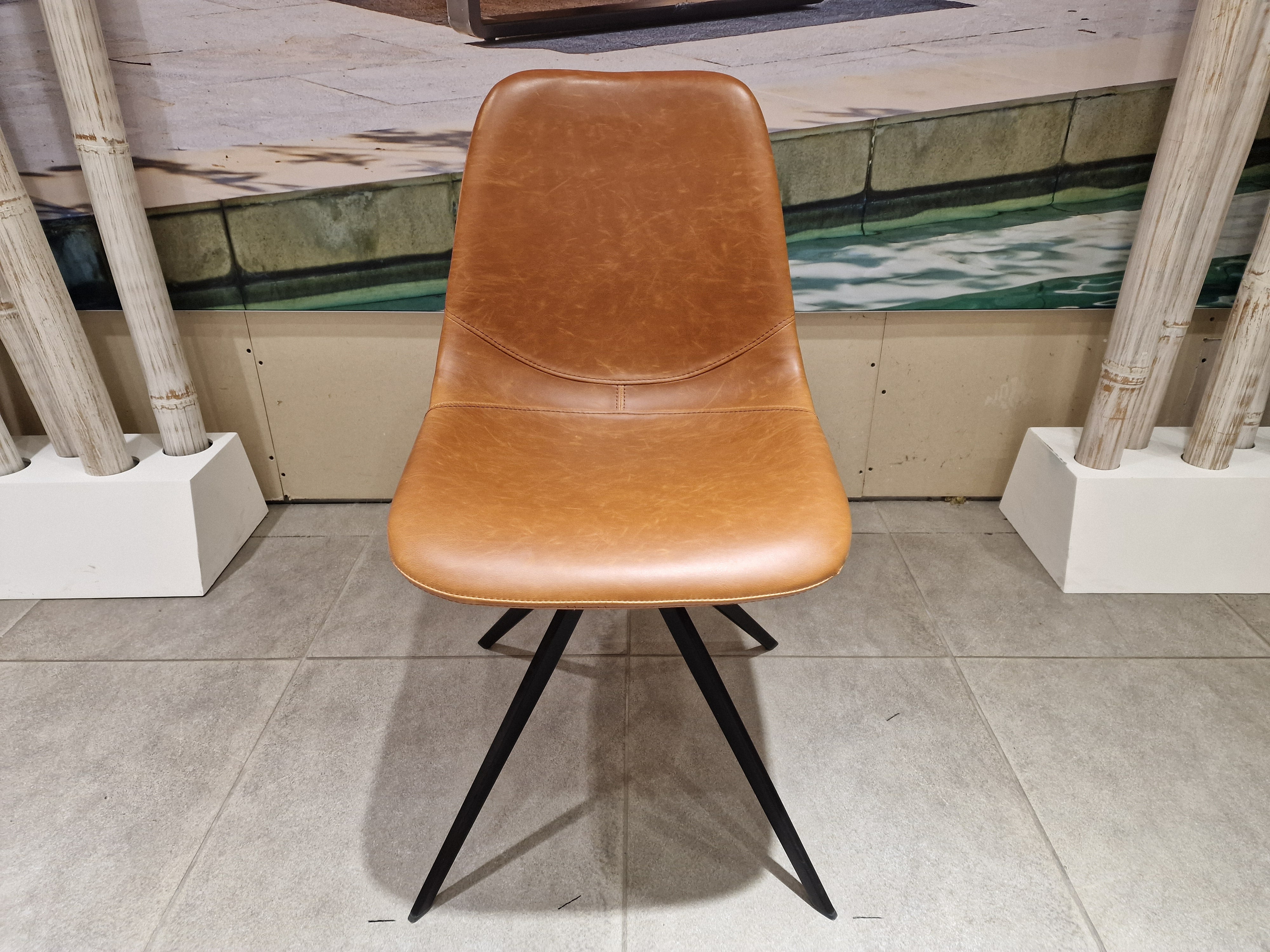 Eetkamerstoel Kuipmodel - PU Vintage Cognac - Zwarte Poten