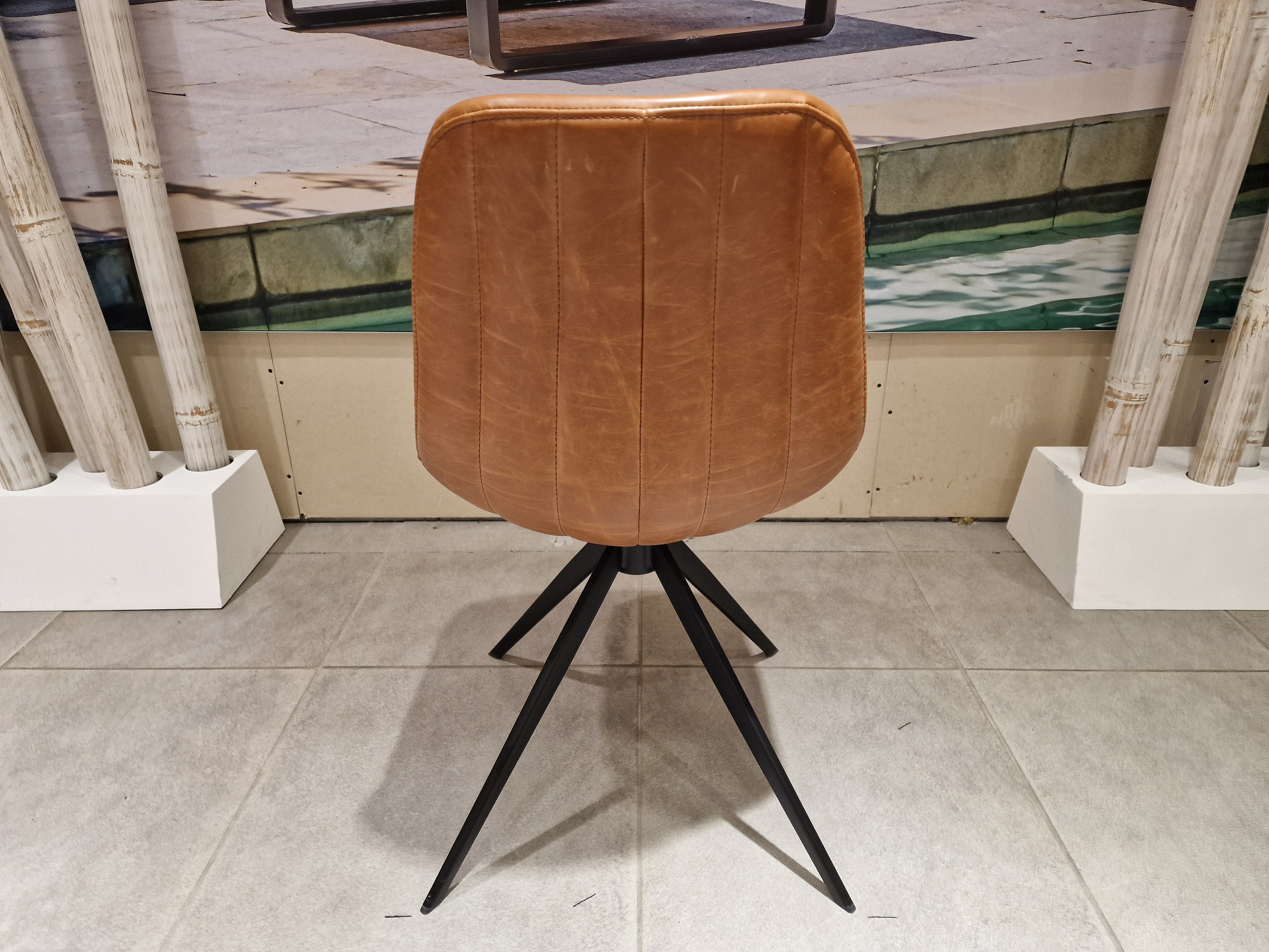 Eetkamerstoel Kuipmodel - PU Vintage Cognac - Zwarte Poten