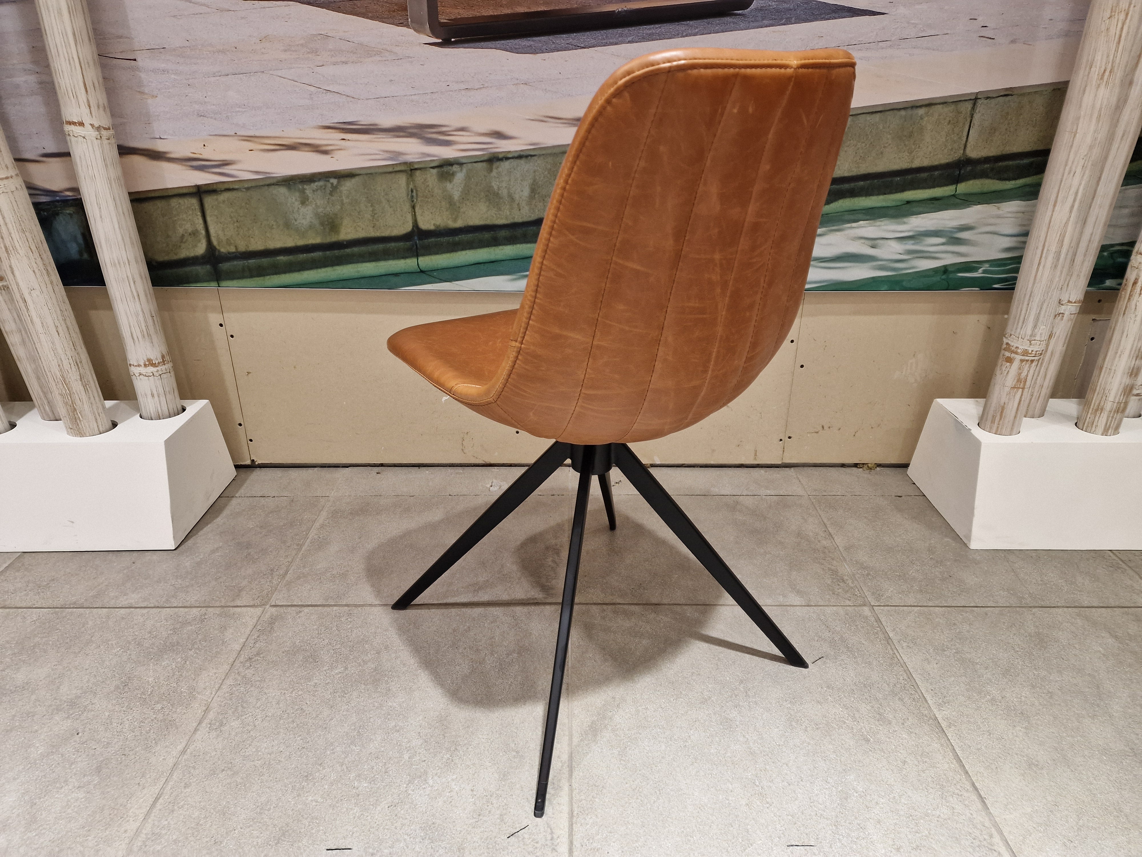 Eetkamerstoel Kuipmodel - PU Vintage Cognac - Zwarte Poten