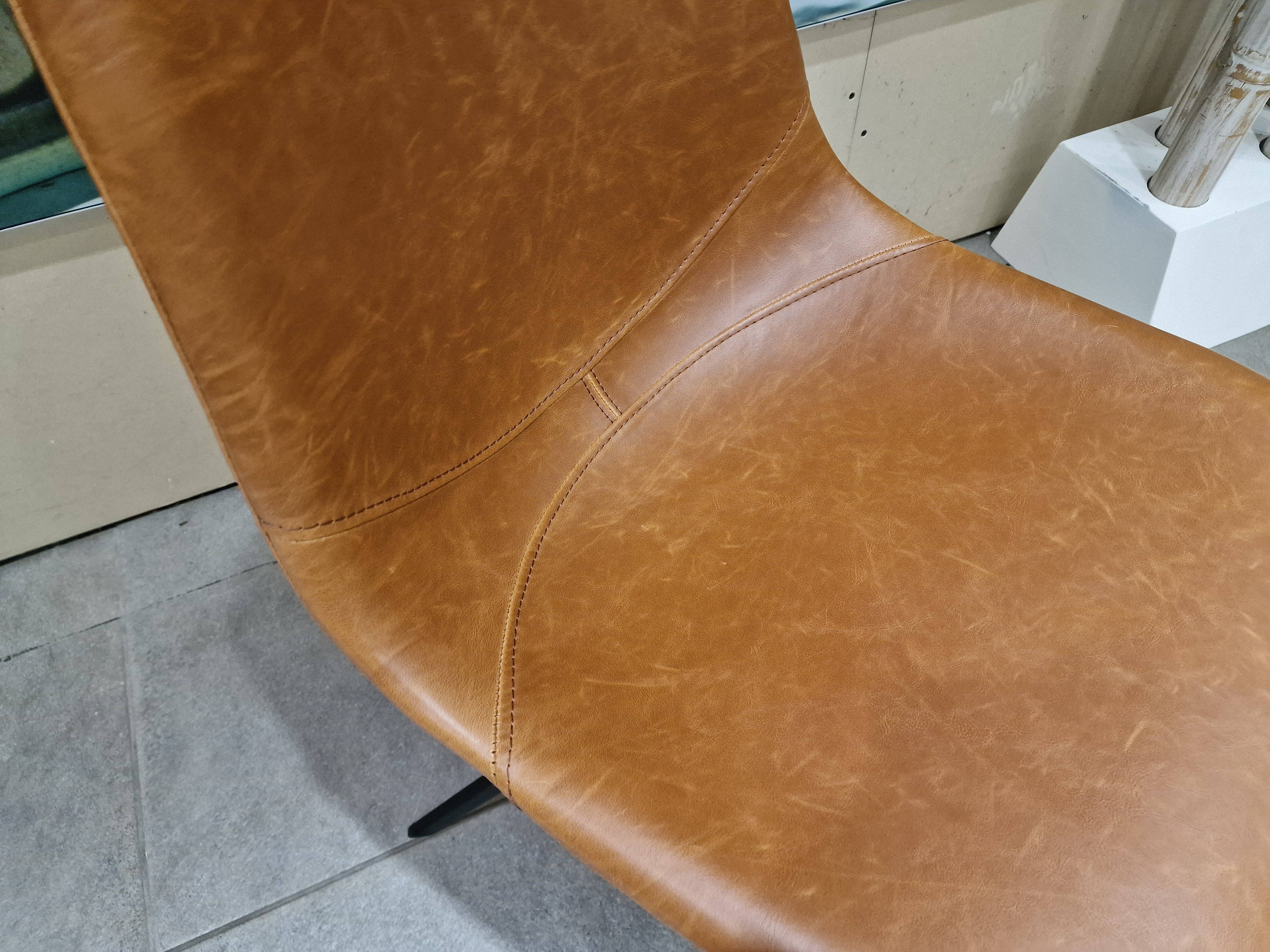 Eetkamerstoel Kuipmodel - PU Vintage Cognac - Zwarte Poten