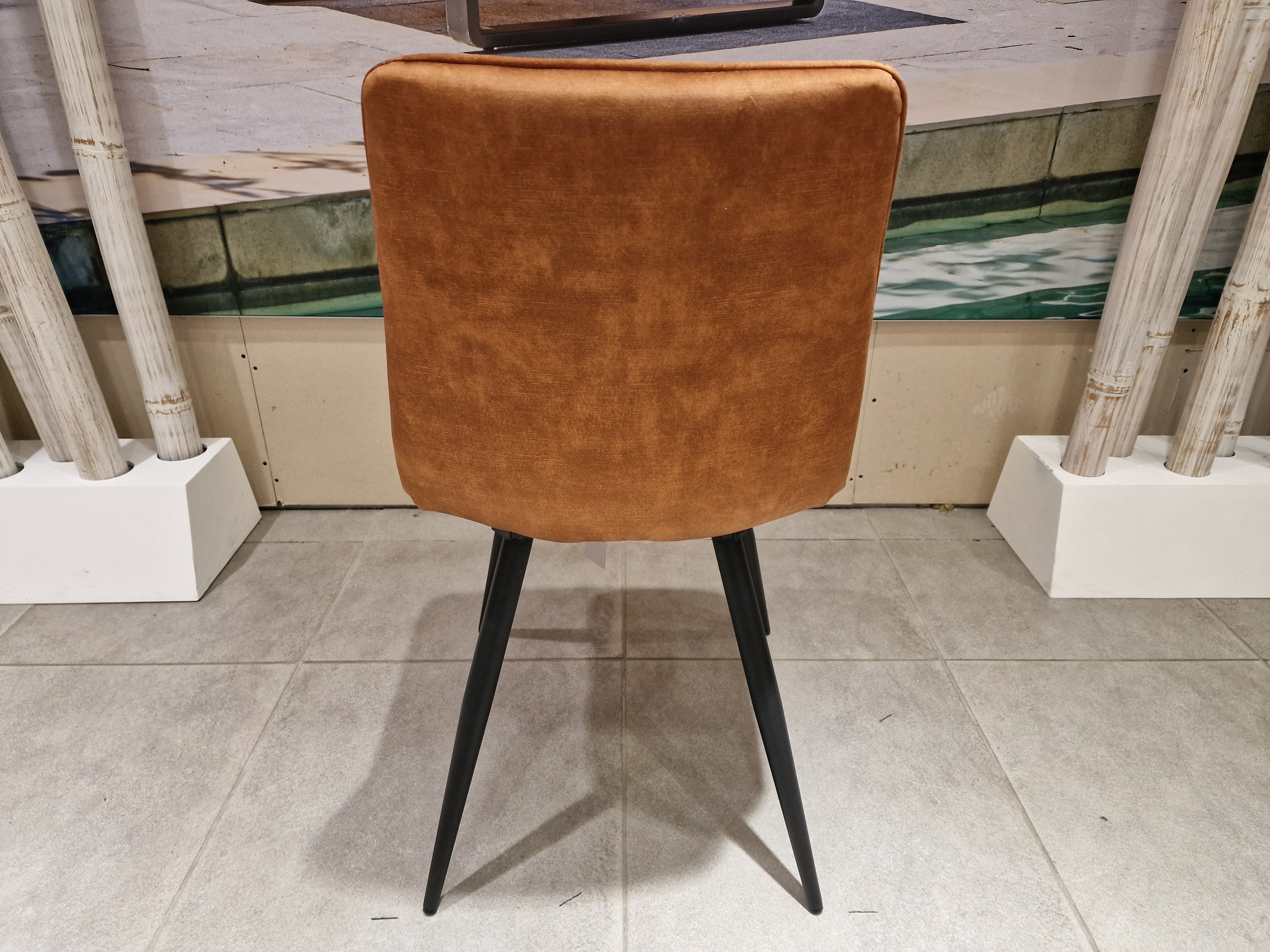 Eetkamerstoel Jelt - Velvet Oker - Zwarte Poten Metaal