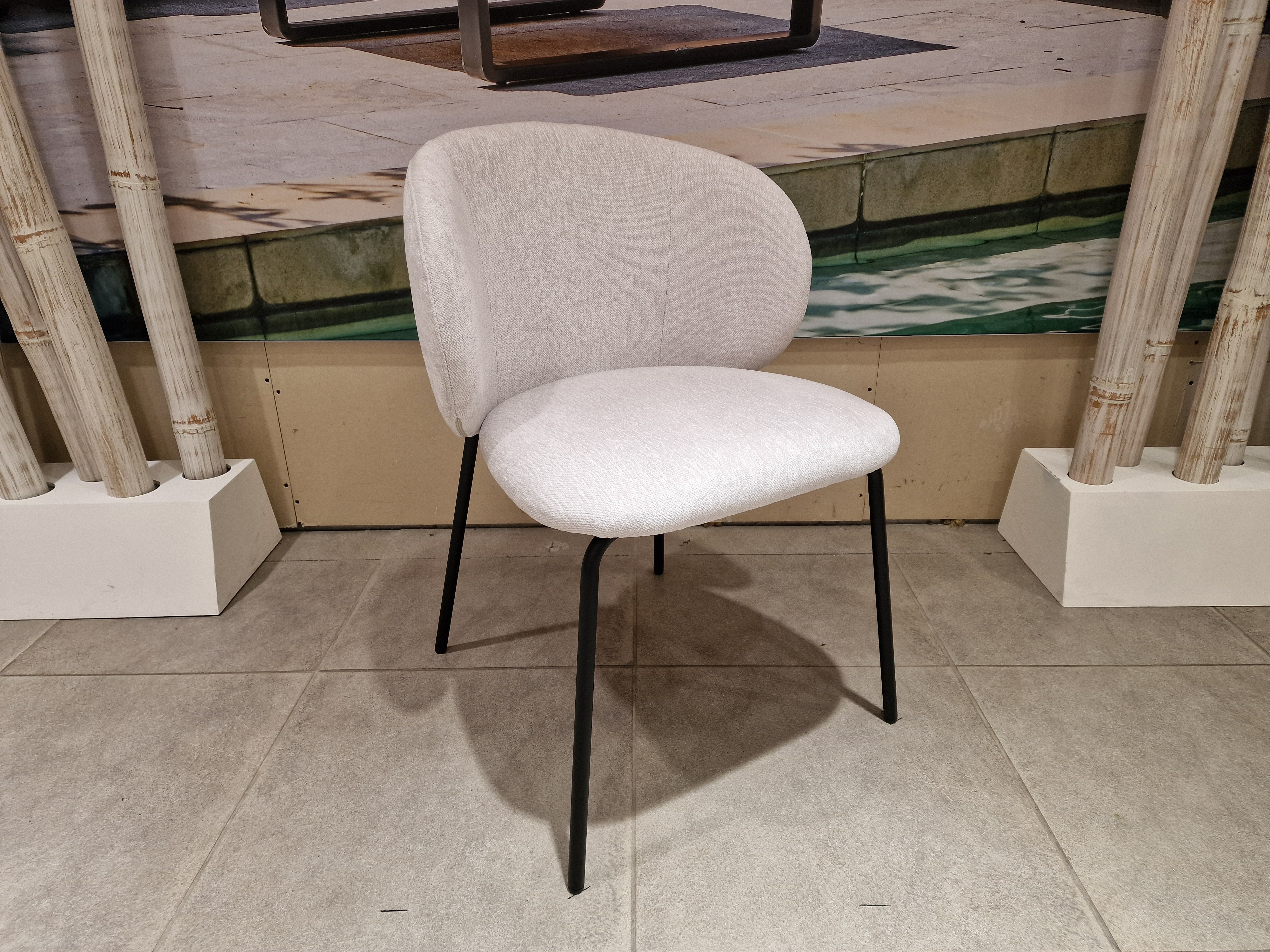 Eetkamerstoel Vince - Stof Wing Shell 196 - Zwarte Poten Metaal