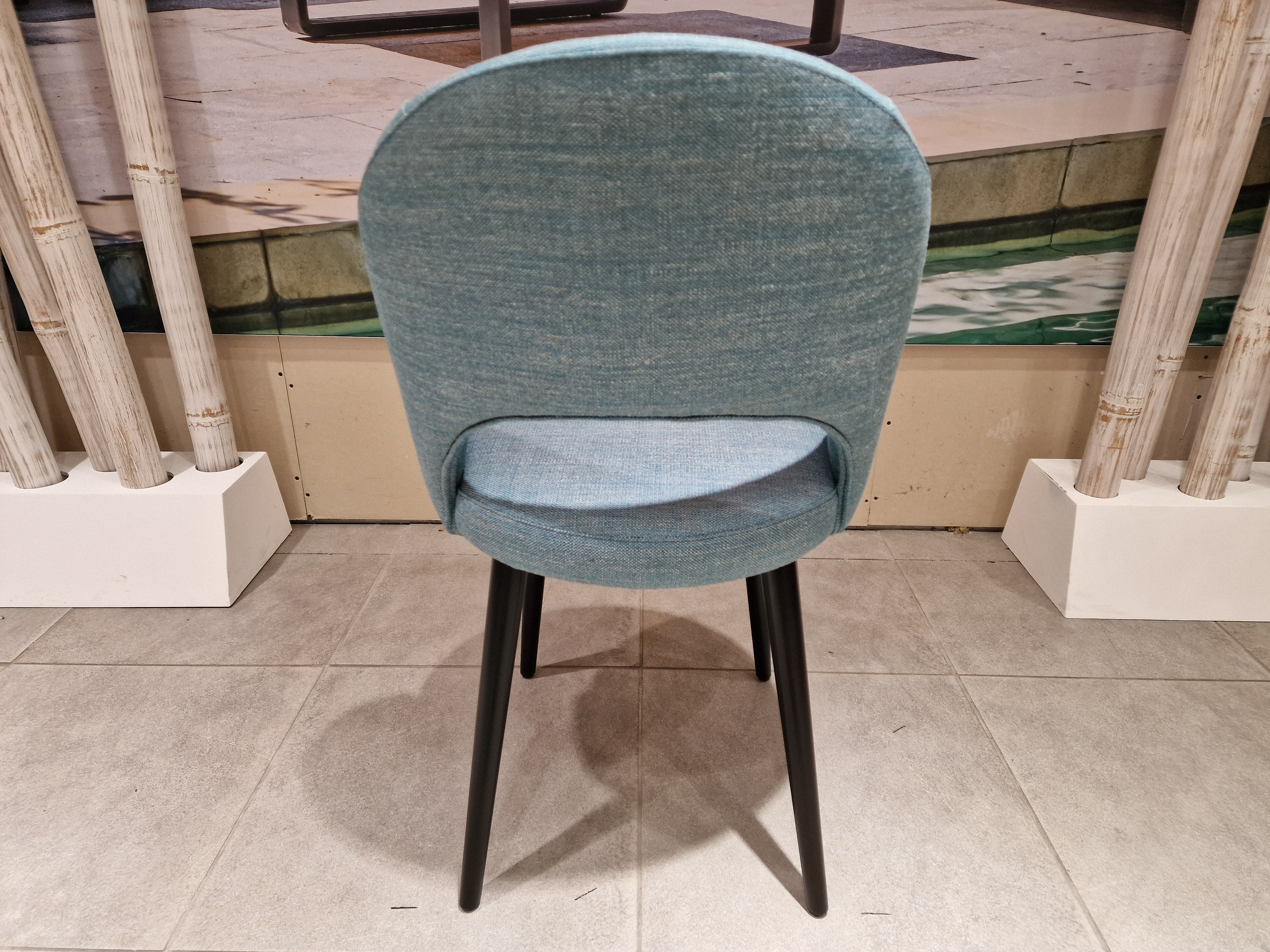 Eetkamerstoel Jax - Stof licht turquoise - Zwarte Poten Metaal