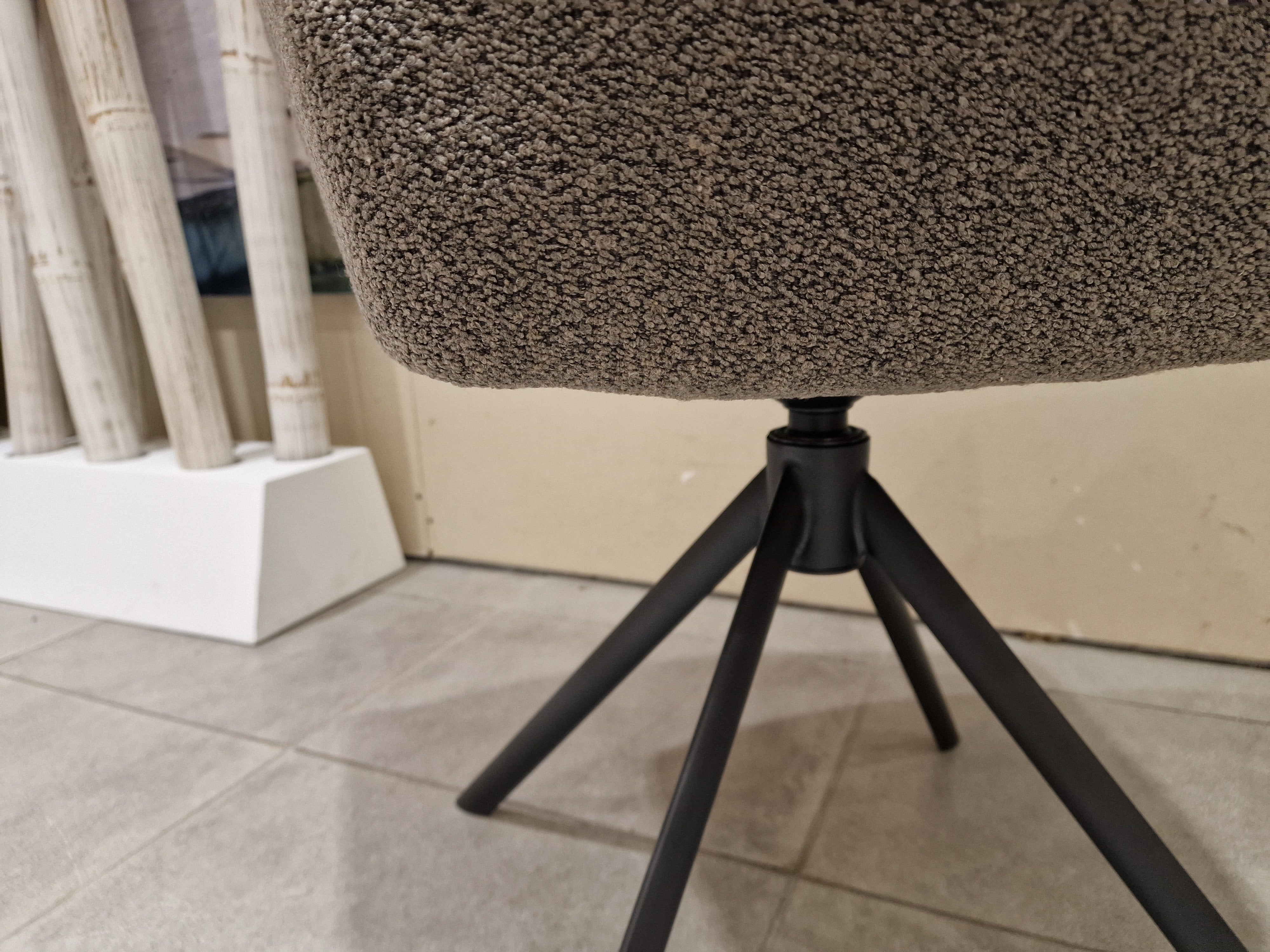 Eetkamerstoel Kinto op Draaipoot - Stof Alpine Brown - Zwarte Poten Metaal