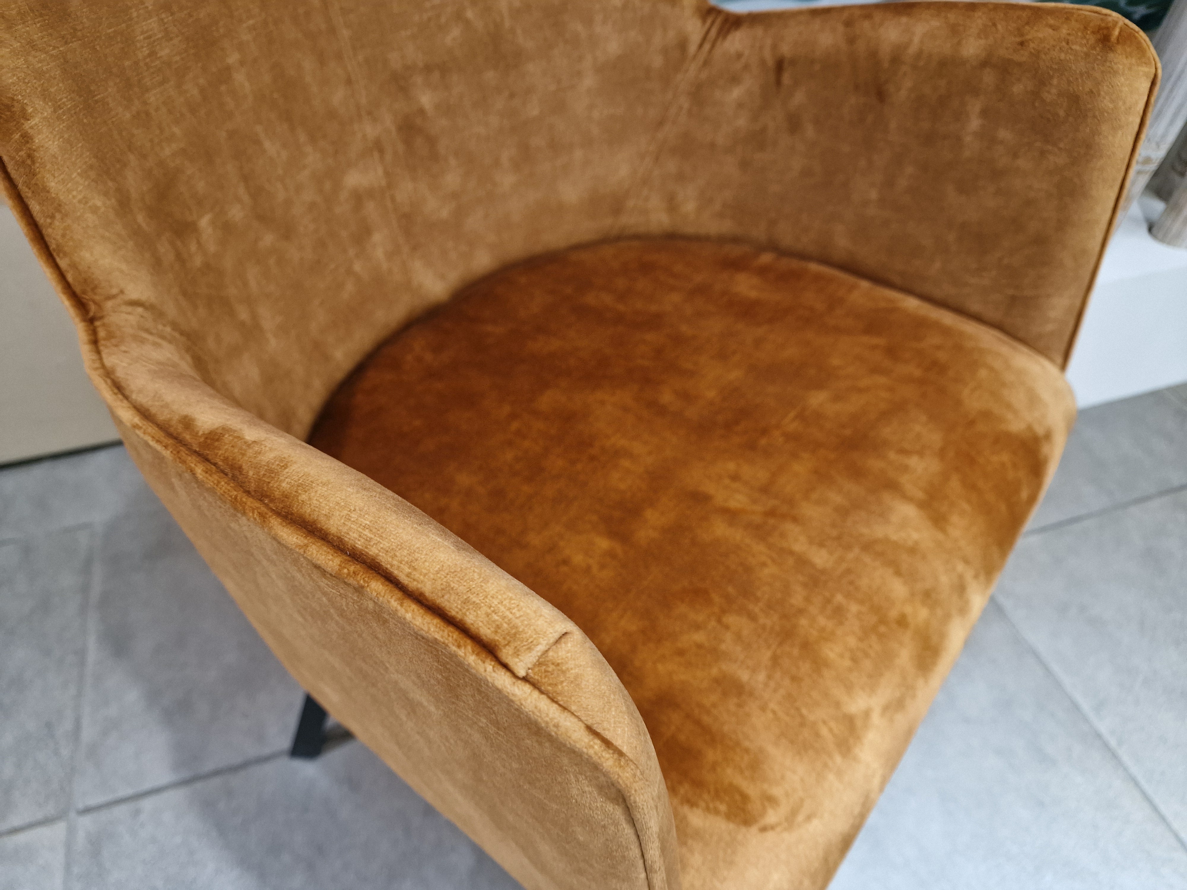 Eetkamerstoel Olly - Velvet Cognac - Zwarte Poten Metaal