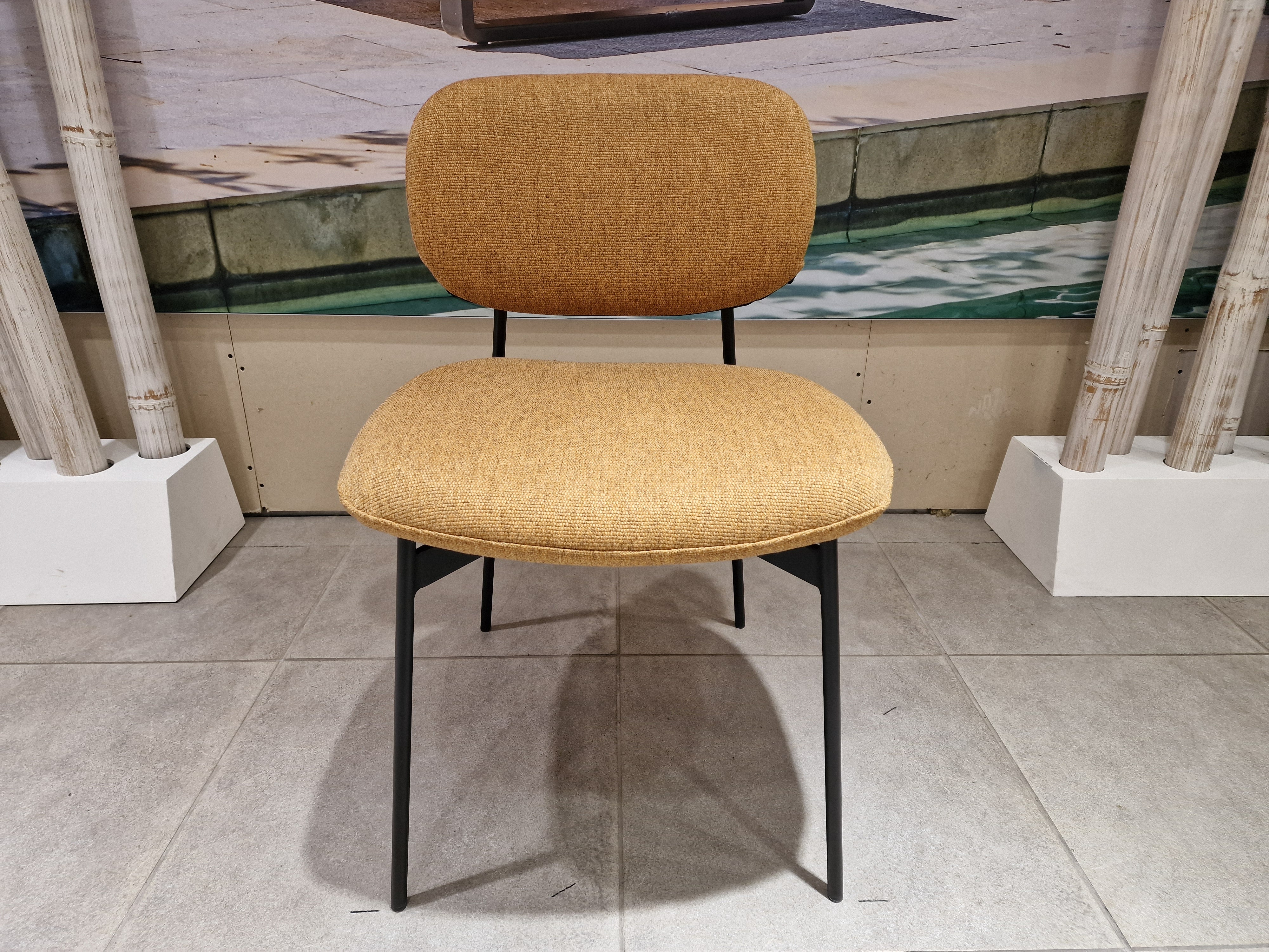 Eetkamerstoel Flow - Stof Oker SR - Zwarte Poten Metaal