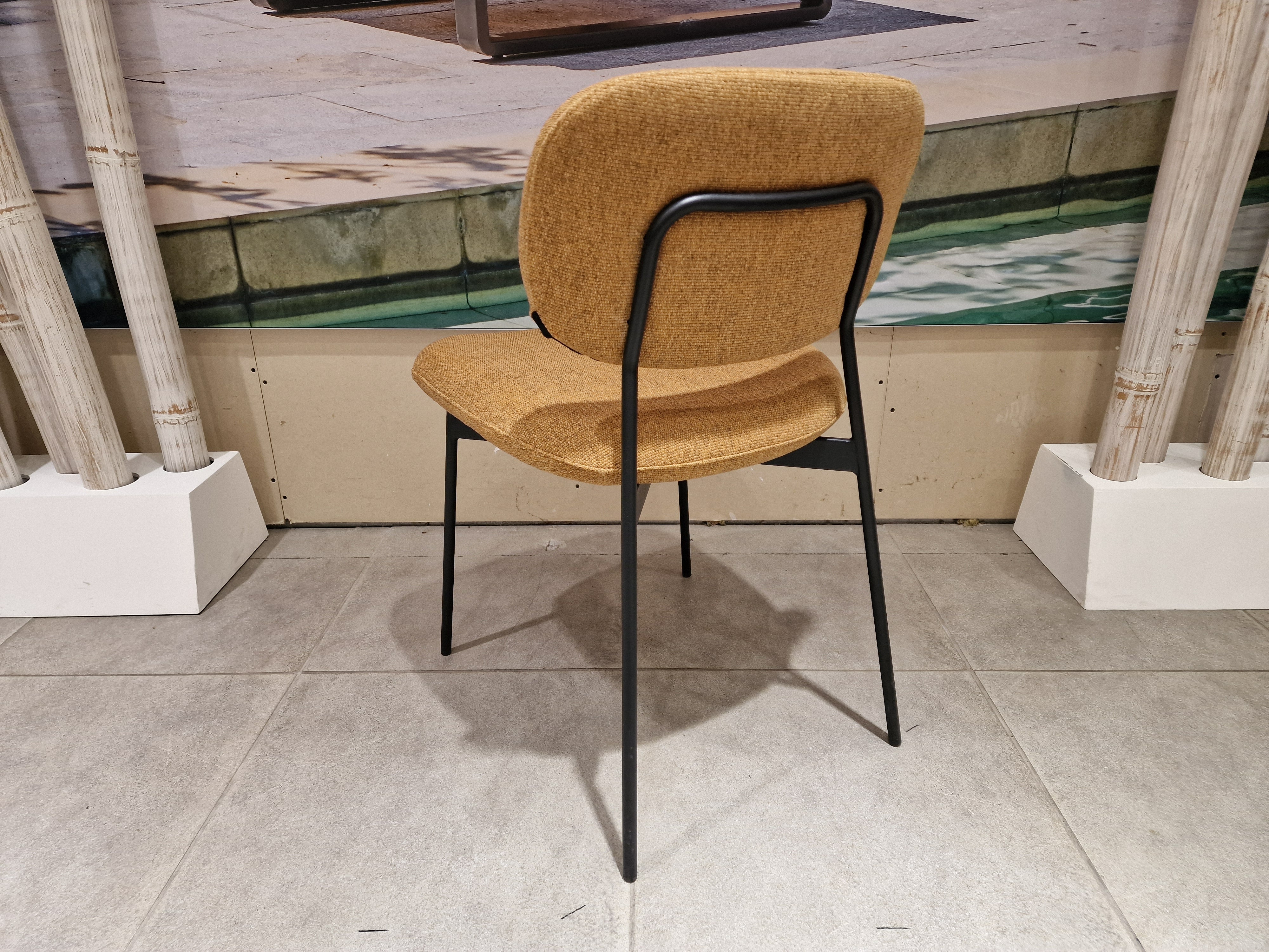 Eetkamerstoel Flow - Stof Oker SR - Zwarte Poten Metaal