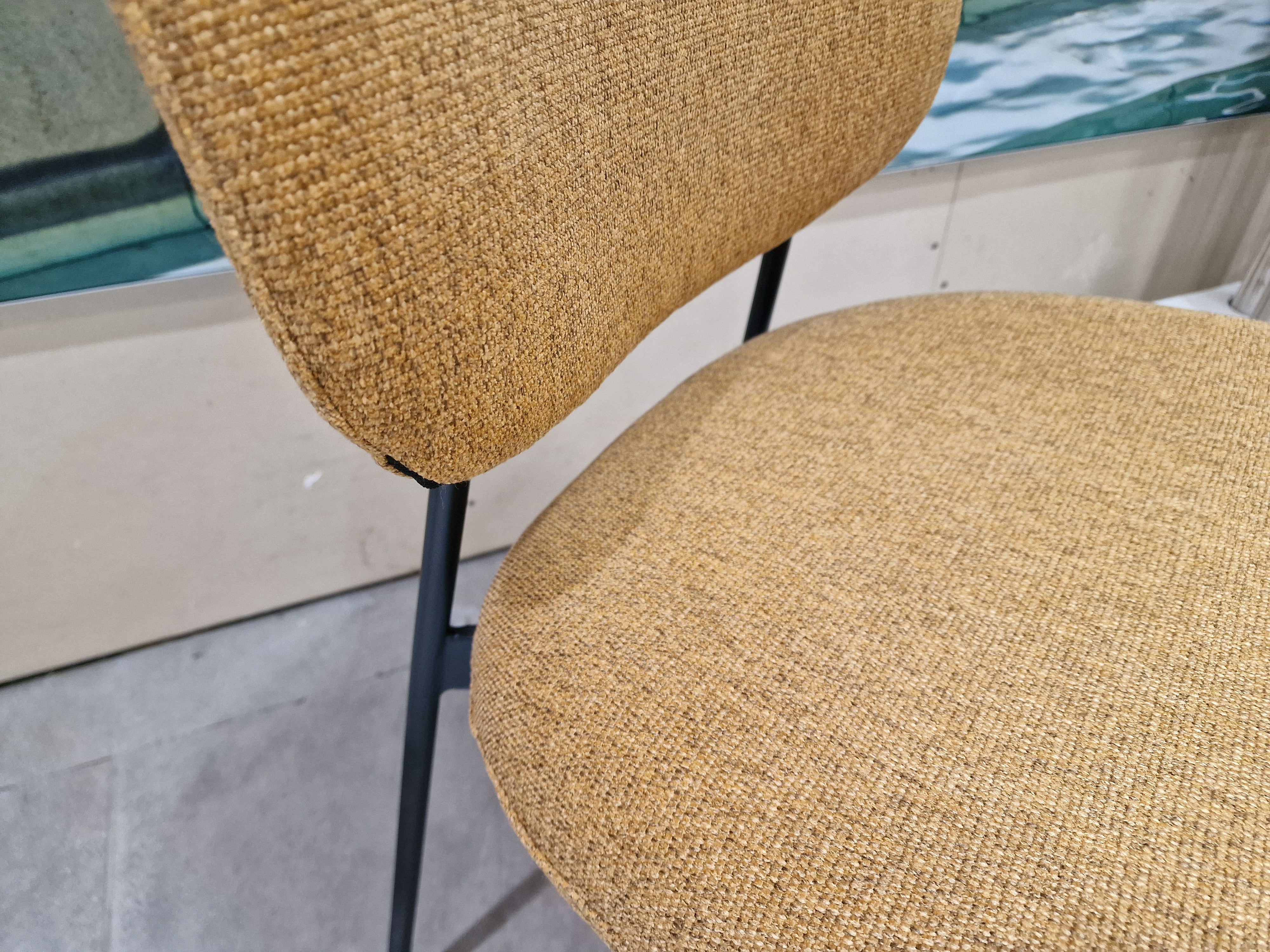 Eetkamerstoel Flow - Stof Oker SR - Zwarte Poten Metaal