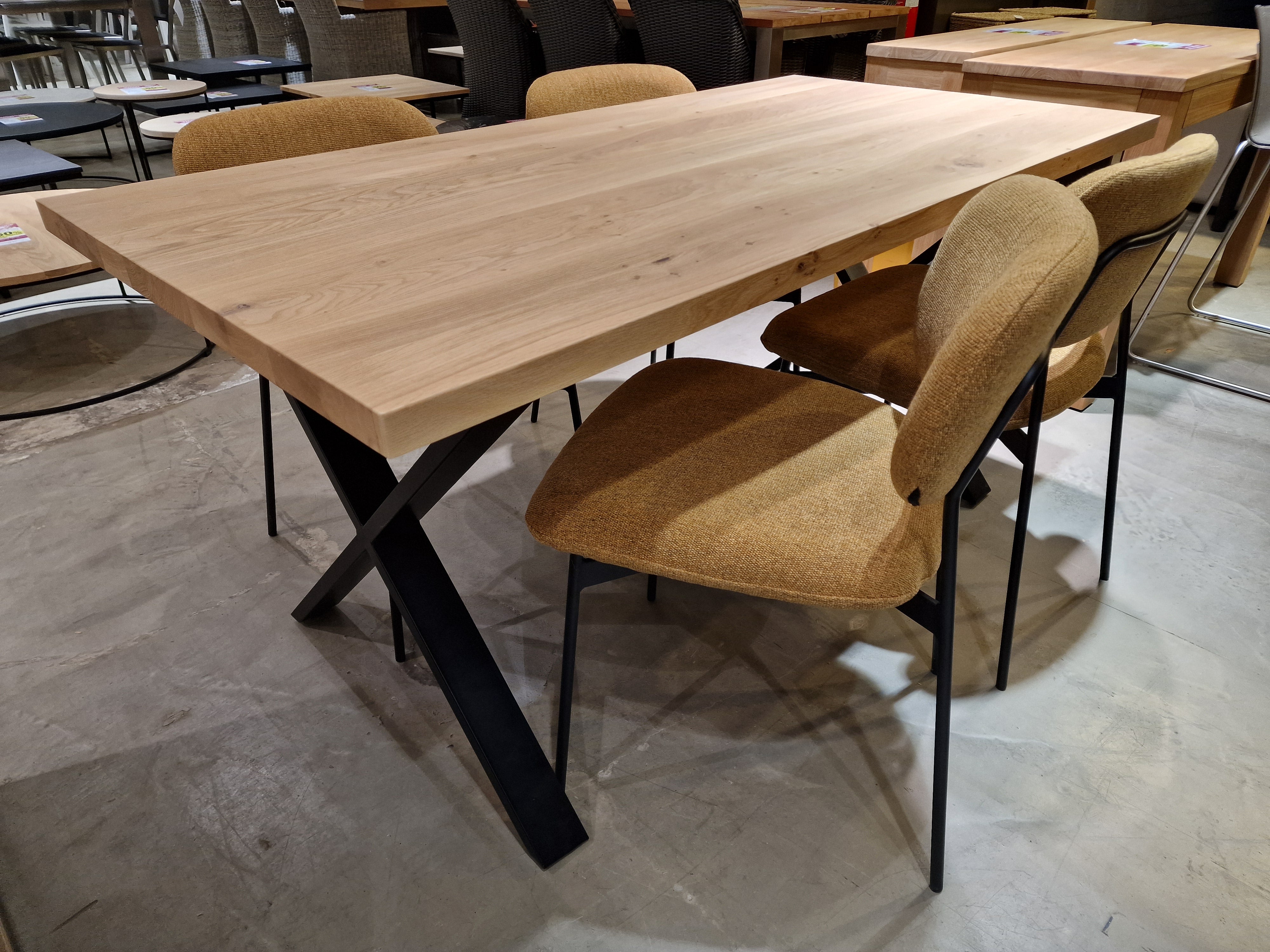 Eetkamerstoel Flow - Stof Oker SR - Zwarte Poten Metaal