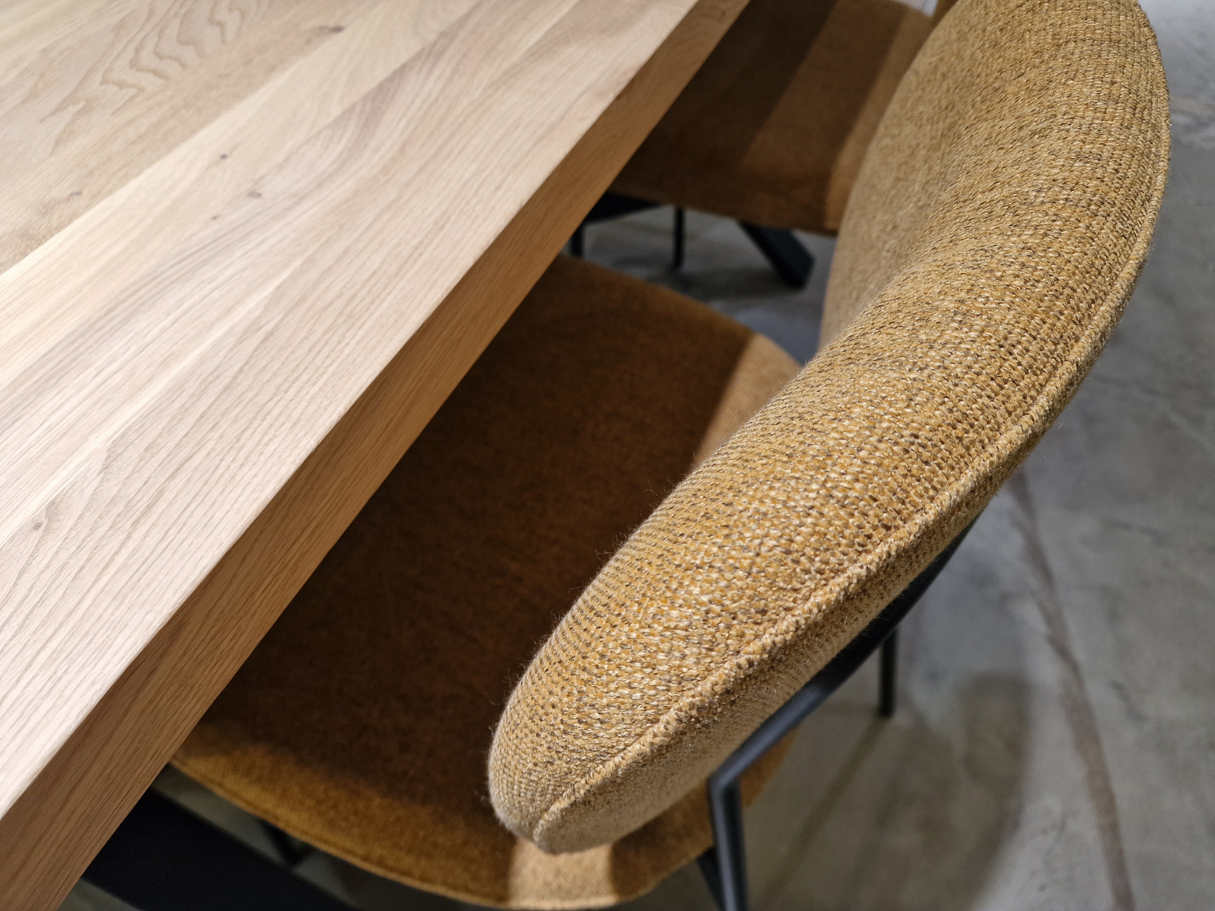 Eetkamerstoel Flow - Stof Oker SR - Zwarte Poten Metaal