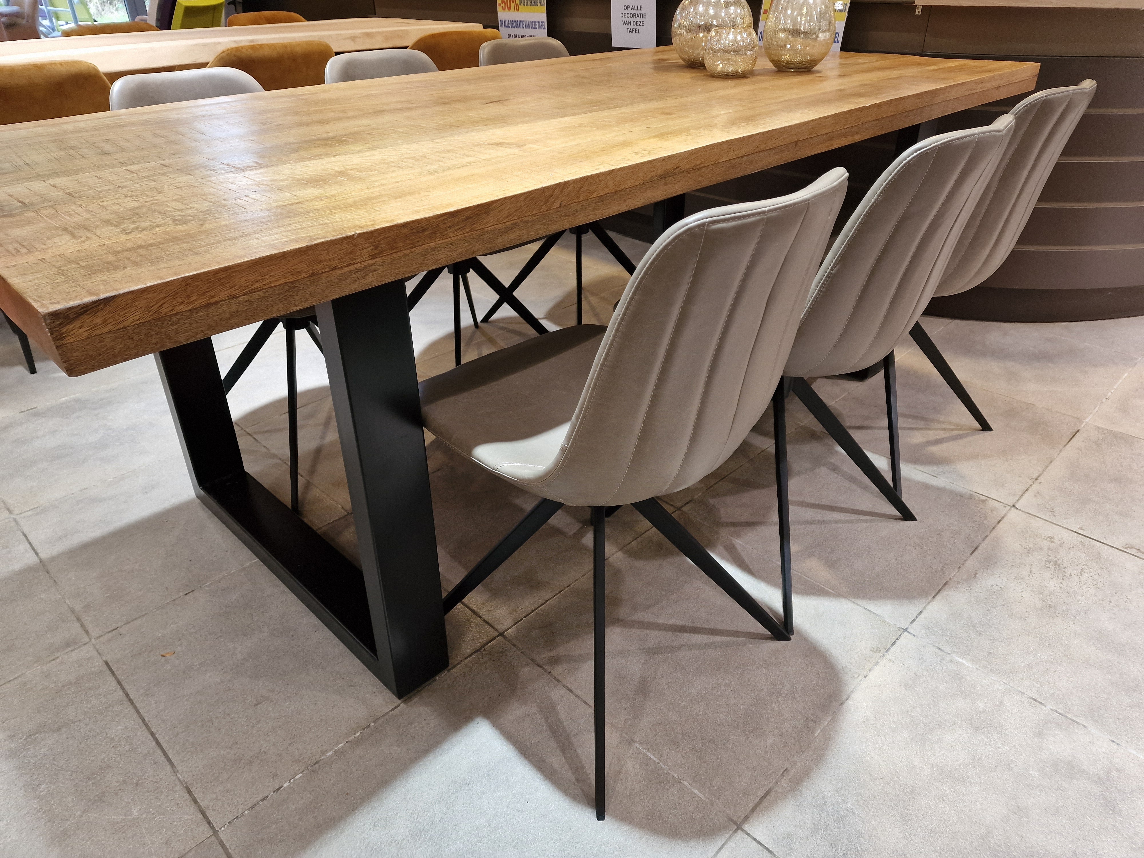 Eetkamerstoel Kuipmodel - PU Vintage Gray - Zwarte Poten