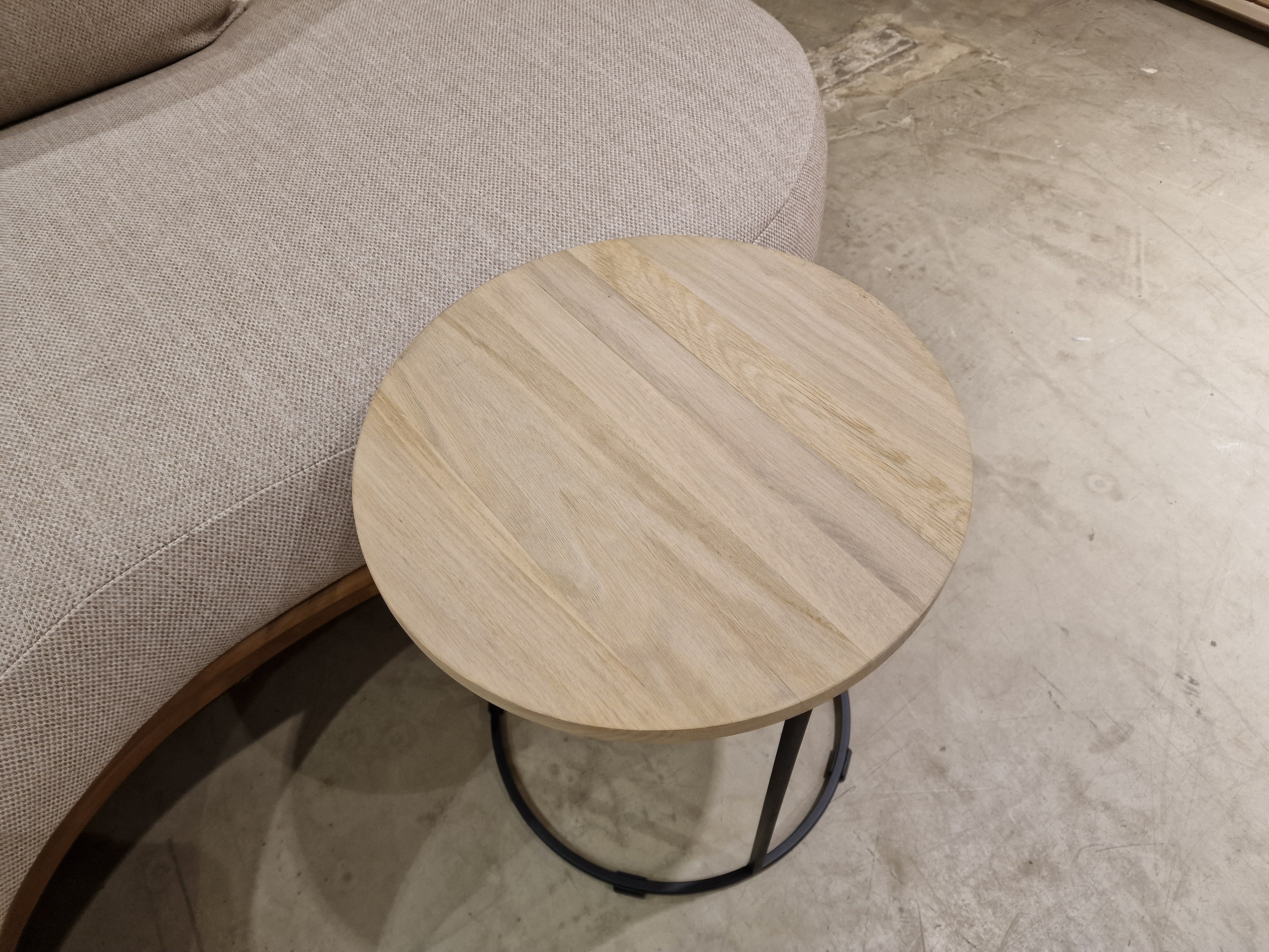 Eiken Salontafel Fyra Rond diameter 40cm Grijs met Zwart Onderstel