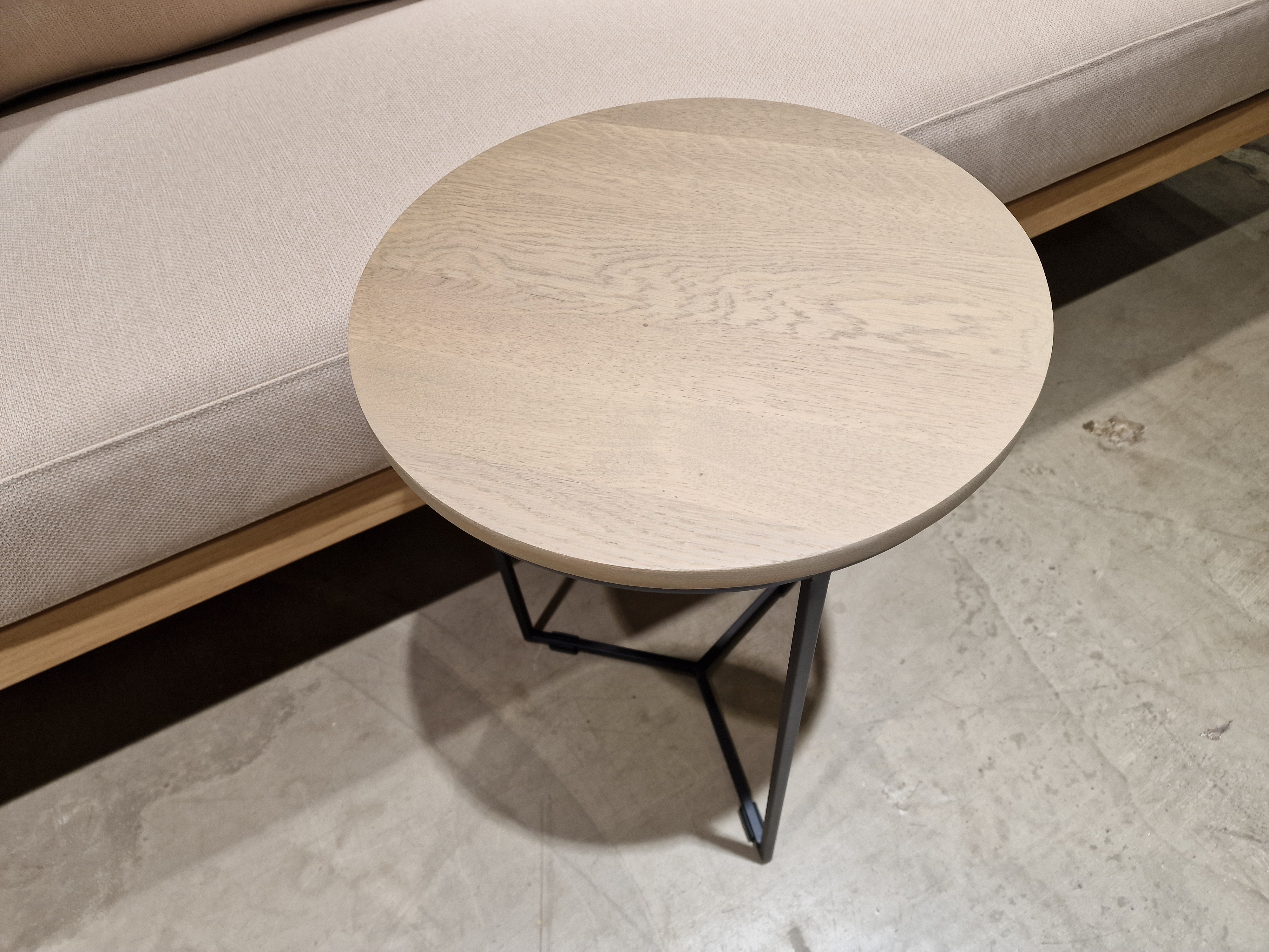 Eiken Salontafel Faro Rond diameter 40cm Grijs met Zwart Metalen Onderstel