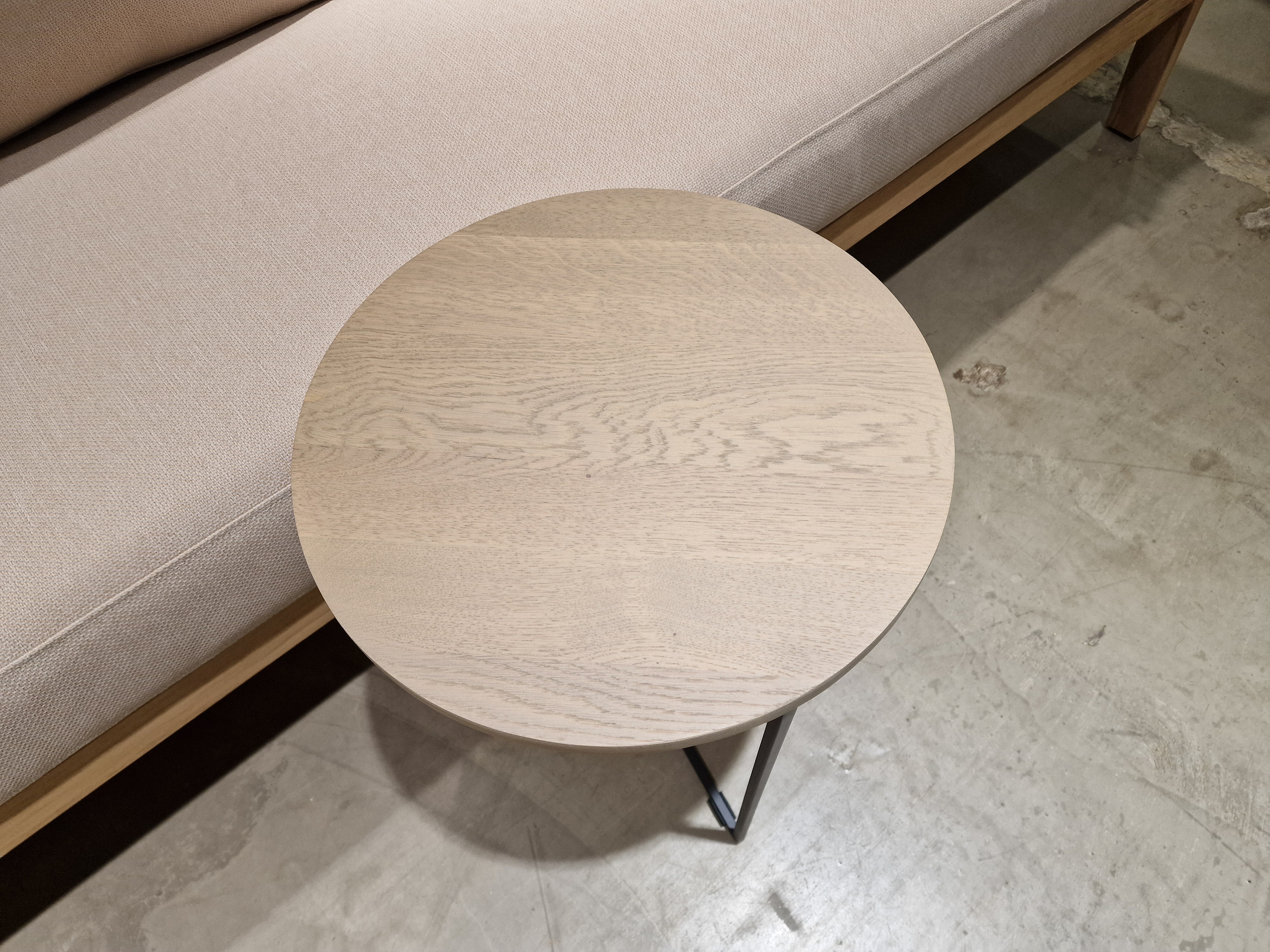 Eiken Salontafel Faro Rond diameter 40cm Grijs met Zwart Metalen Onderstel