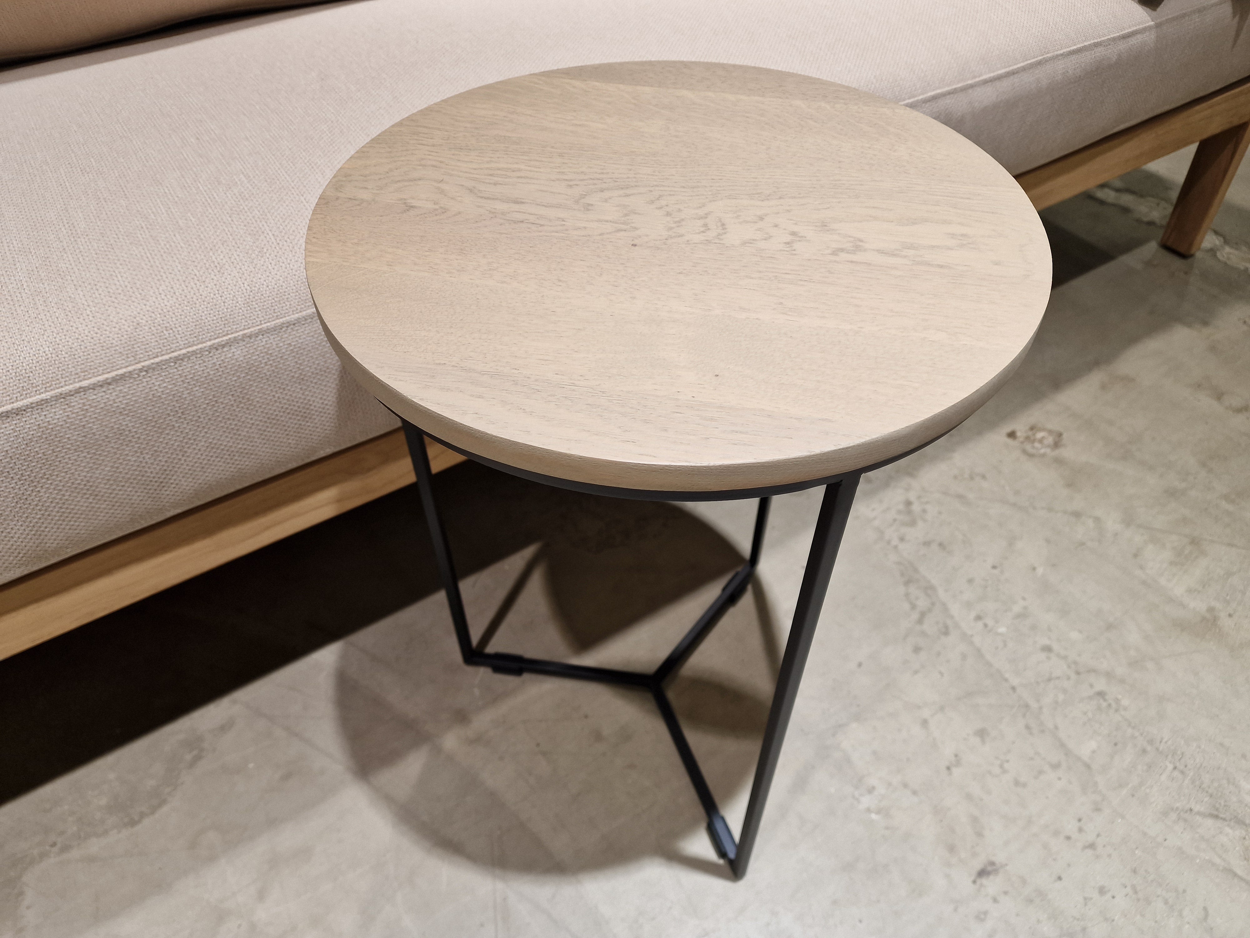 Eiken Salontafel Faro Rond diameter 40cm Grijs met Zwart Metalen Onderstel