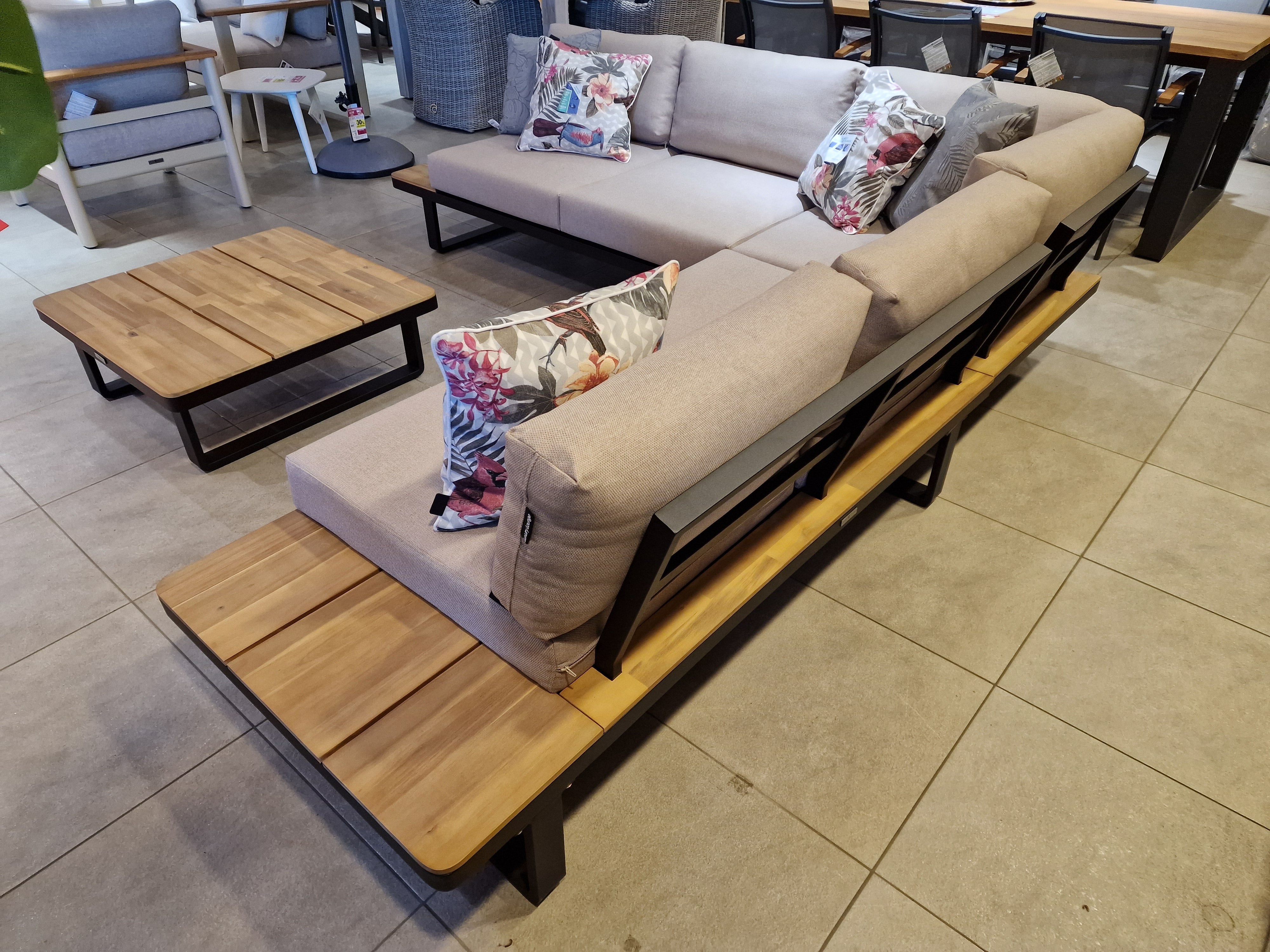 Hoeklounge Napels Alu Frame Black - Acacia Natural Top - Kussens Light Brown Olefin 240 + salontafel