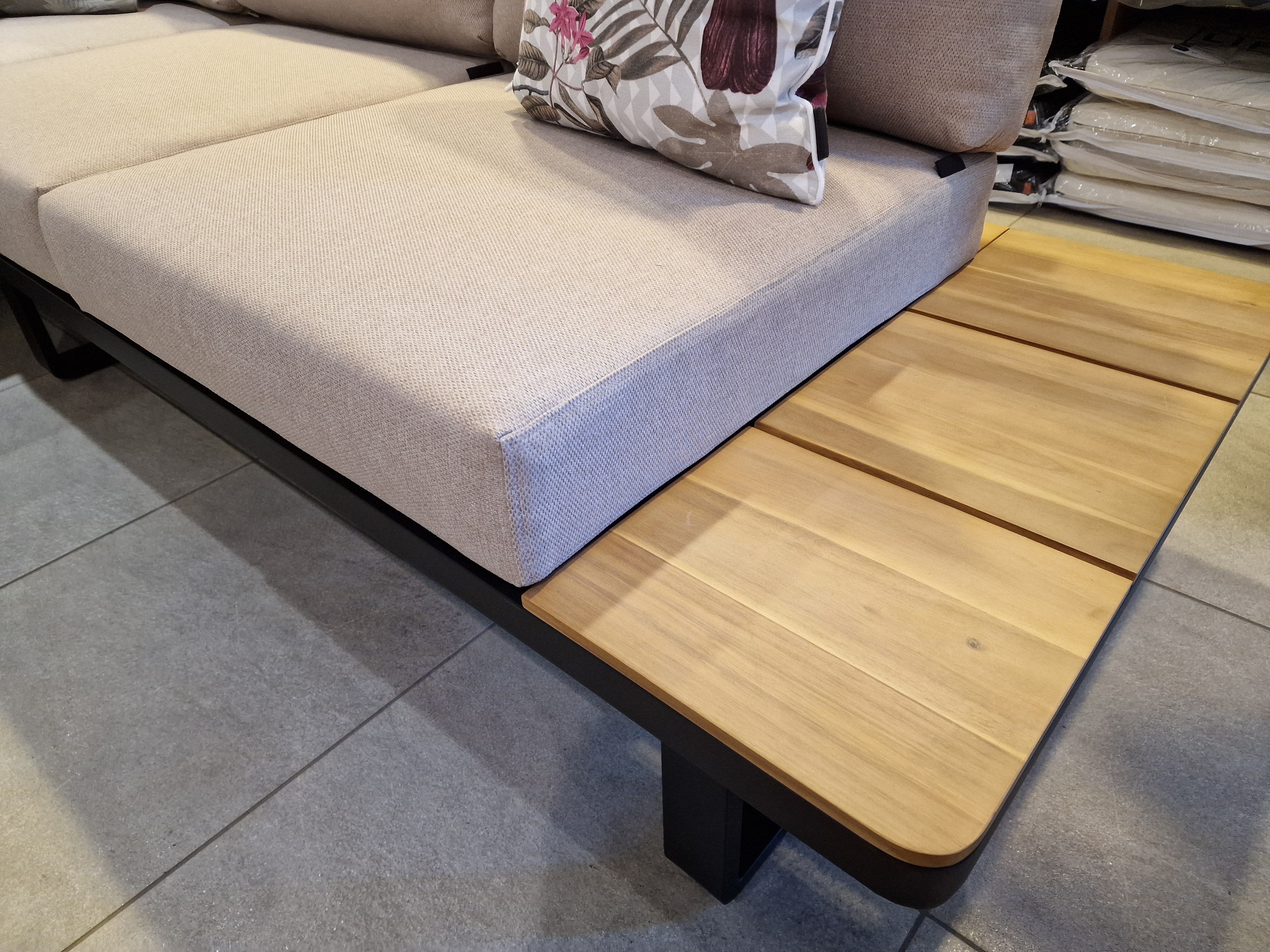 Hoeklounge Napels Alu Frame Black - Acacia Natural Top - Kussens Light Brown Olefin 240 + salontafel