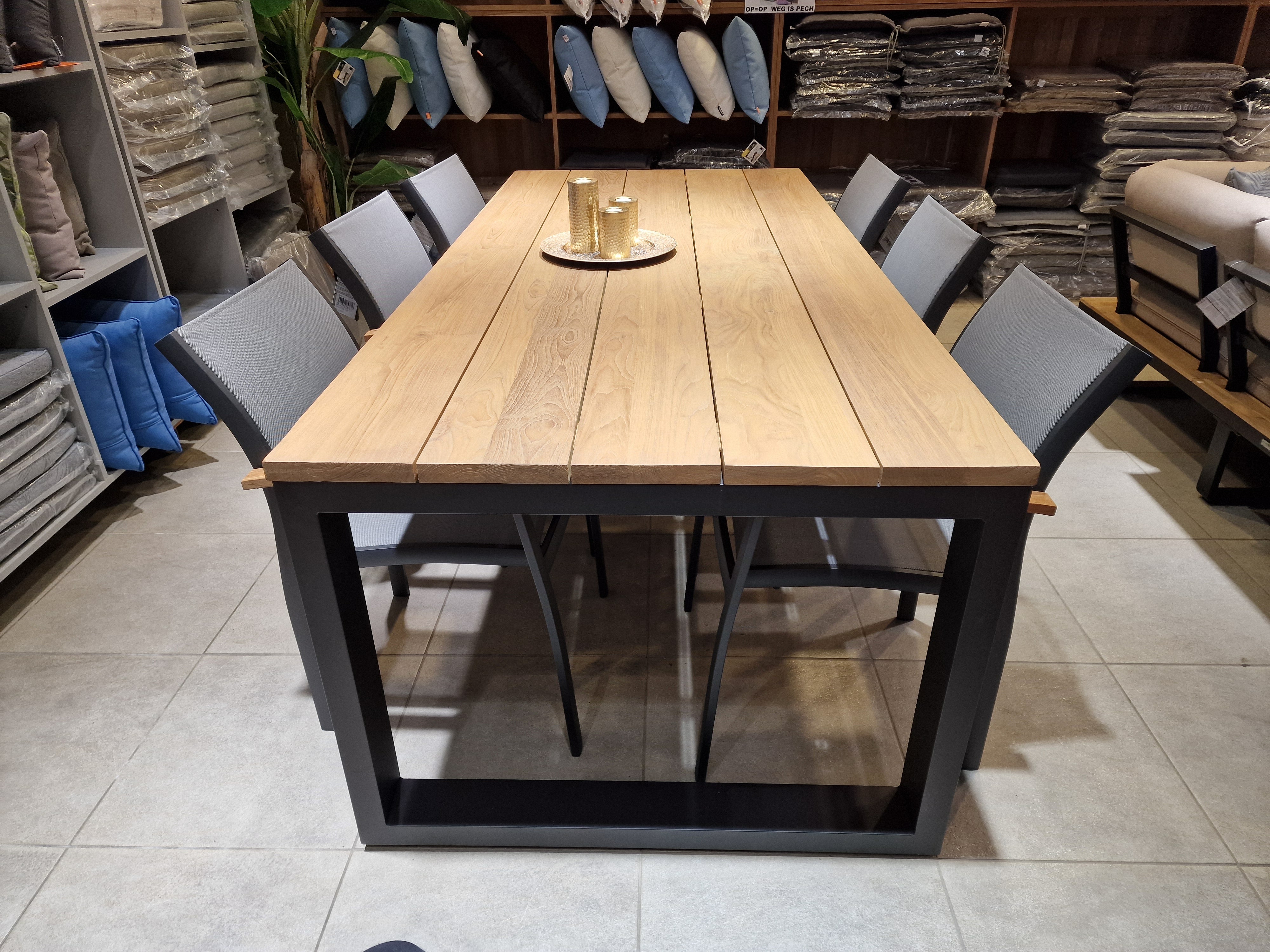 Set Teak Tuintafel Ugo 220 x 100cm Frame Charcoal + 6x Alu Stapelstoel Namur Charcoal Silver Grey Armleuning in Teak