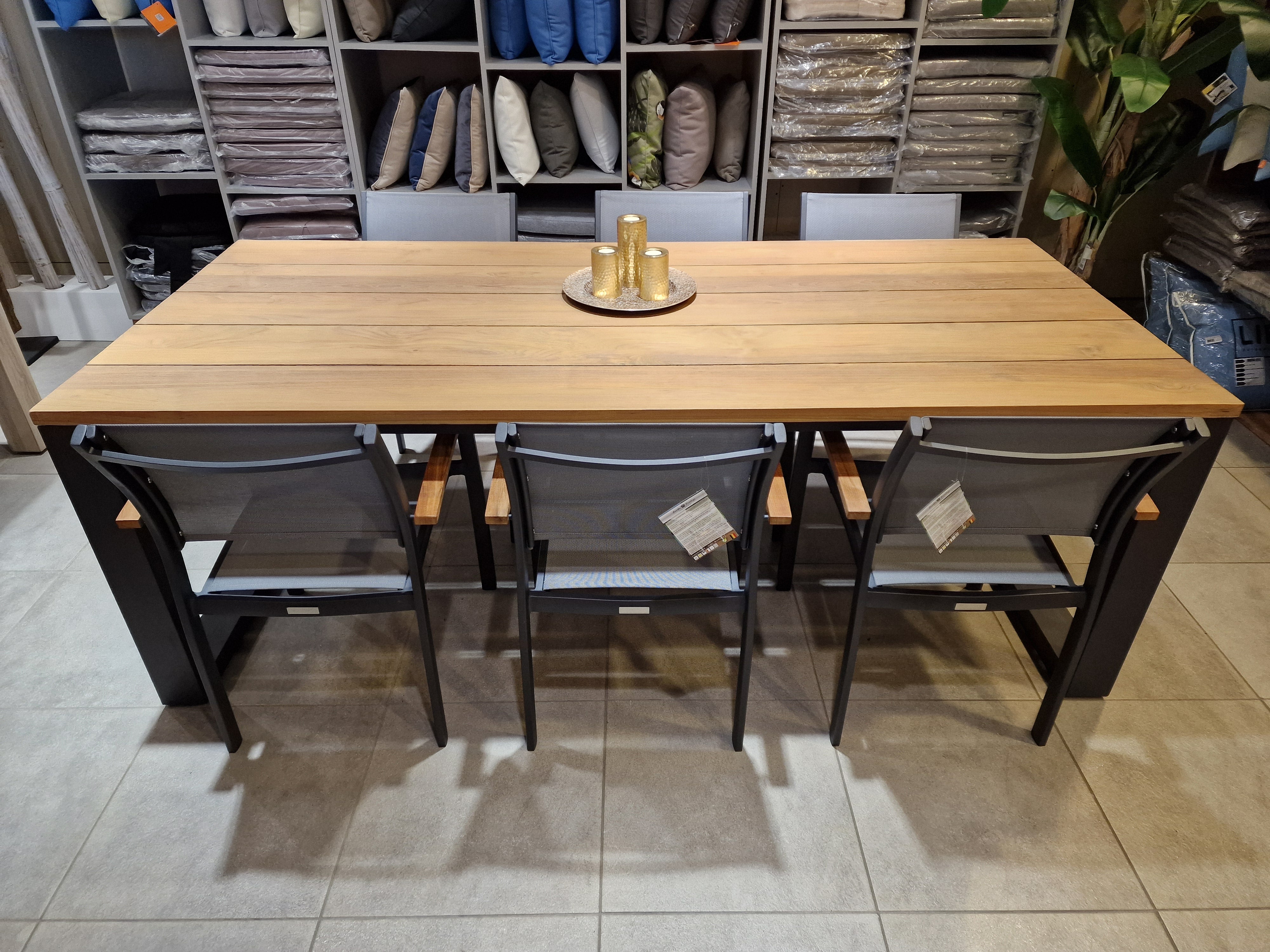 Set Teak Tuintafel Ugo 220 x 100cm Frame Charcoal + 6x Alu Stapelstoel Namur Charcoal Silver Grey Armleuning in Teak