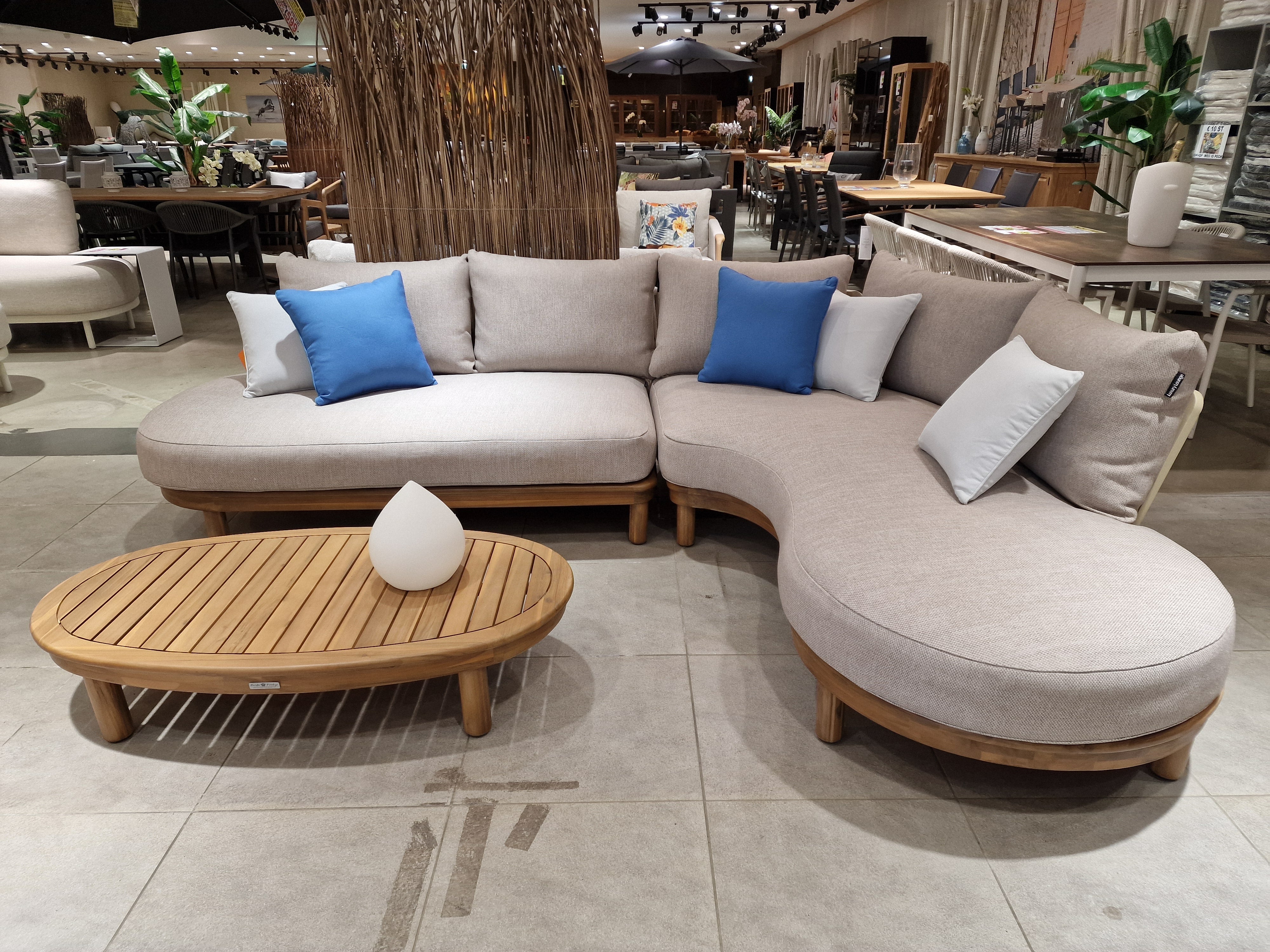 Salvador Hoeklounge - Acacia Light Teak Look - Alu Rugleuning Sand - Kussens Serval Light Brown Olefin 370 - Luxury Lounge