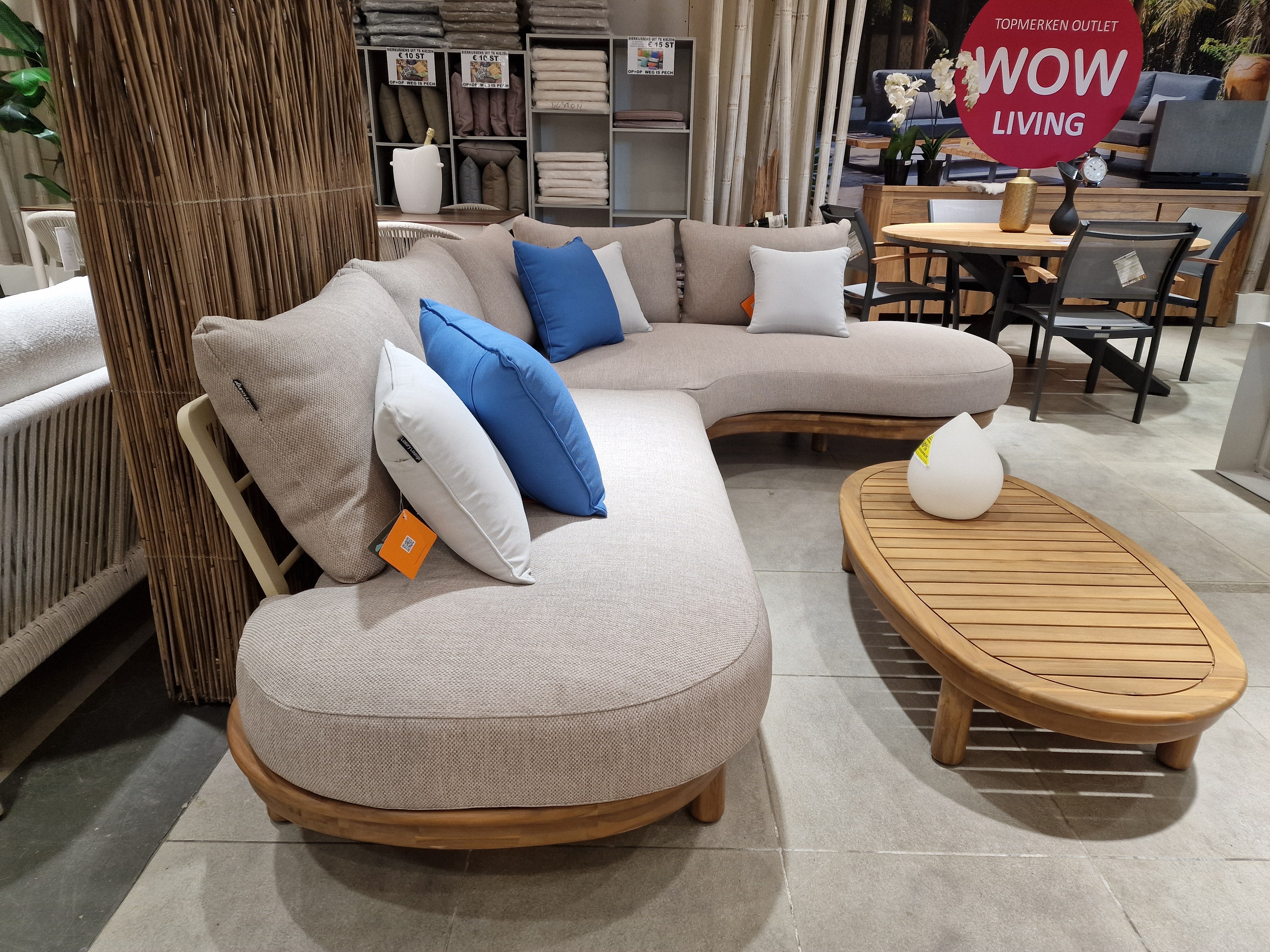 Salvador Hoeklounge - Acacia Light Teak Look - Alu Rugleuning Sand - Kussens Serval Light Brown Olefin 370 - Luxury Lounge