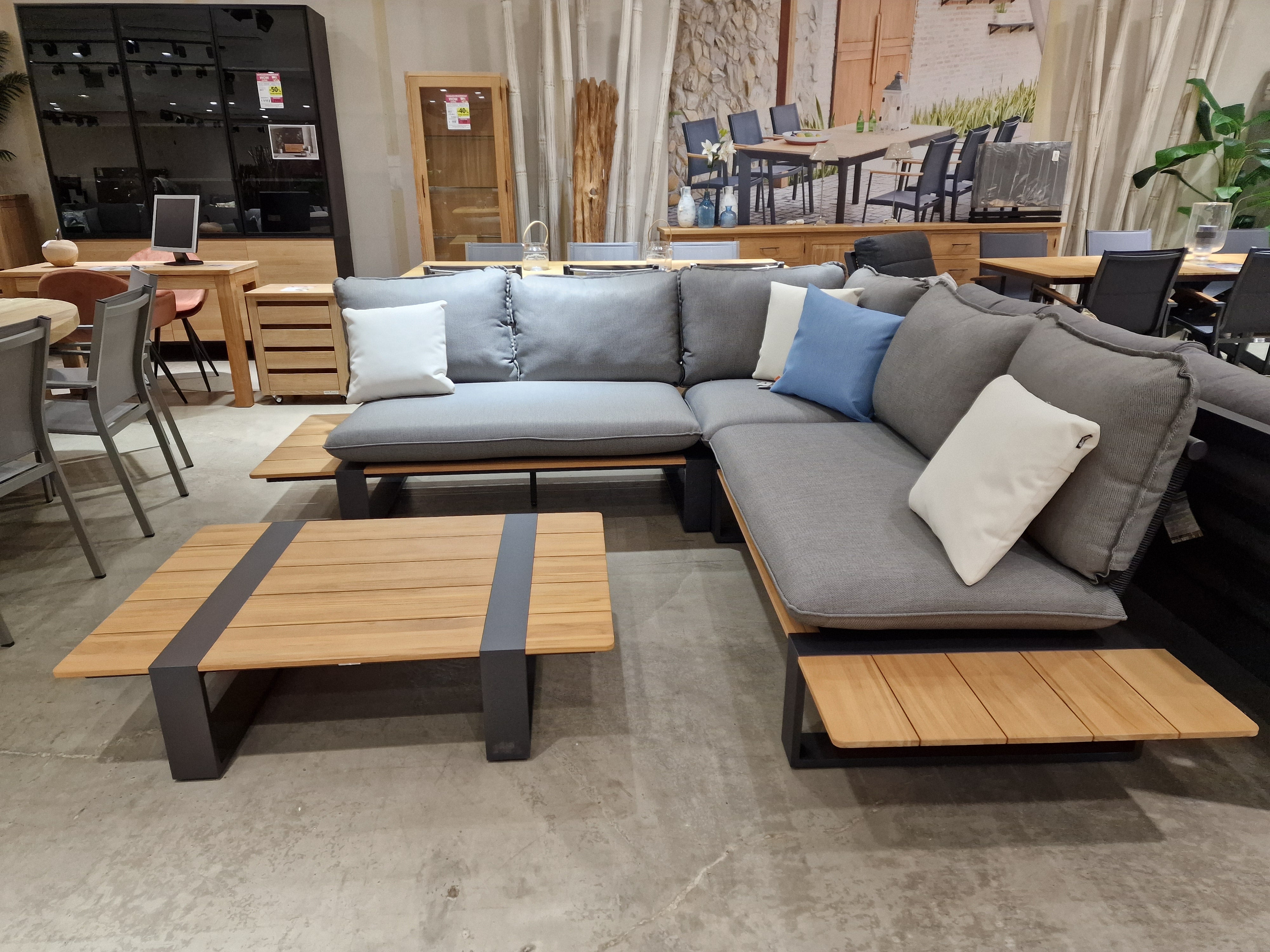 Hoeklounge Seto 250 x 250 x H90 cm Alu Frame Charcoal + Top Teak Natural - Swiss Fabric Kussens met salontafel