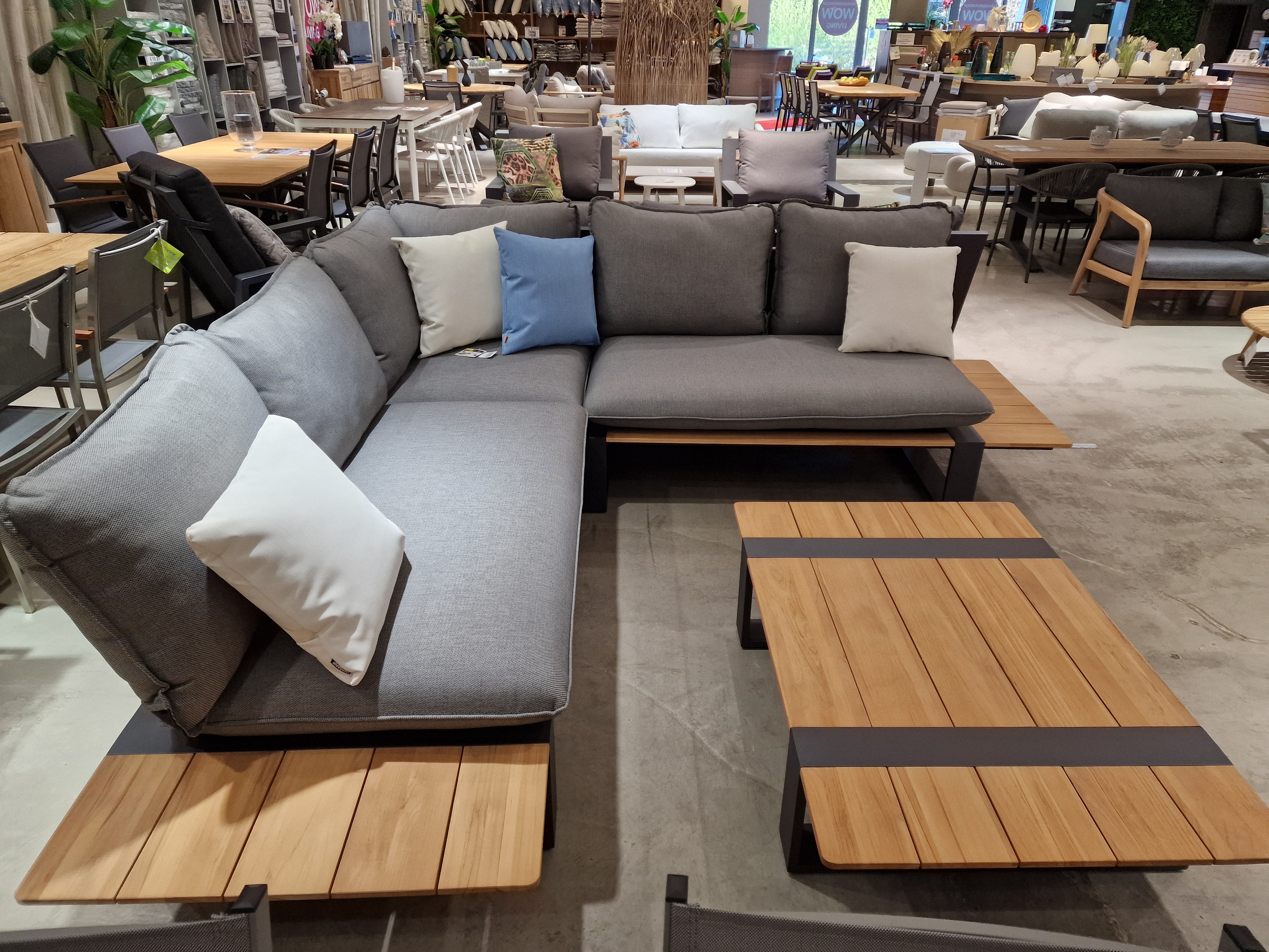 Hoeklounge Seto 250 x 250 x H90 cm Alu Frame Charcoal + Top Teak Natural - Swiss Fabric Kussens met salontafel