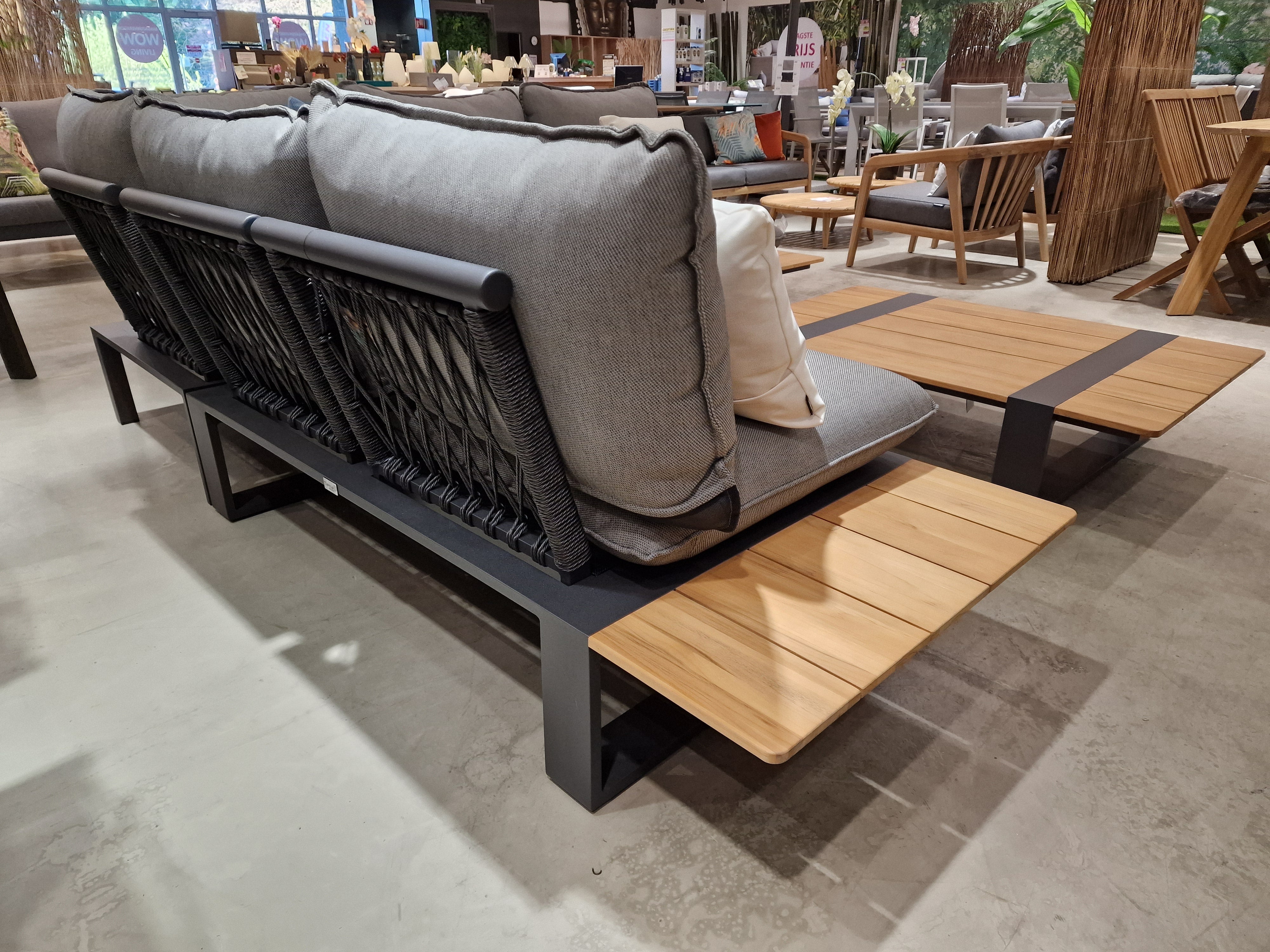 Hoeklounge Seto 250 x 250 x H90 cm Alu Frame Charcoal + Top Teak Natural - Swiss Fabric Kussens met salontafel