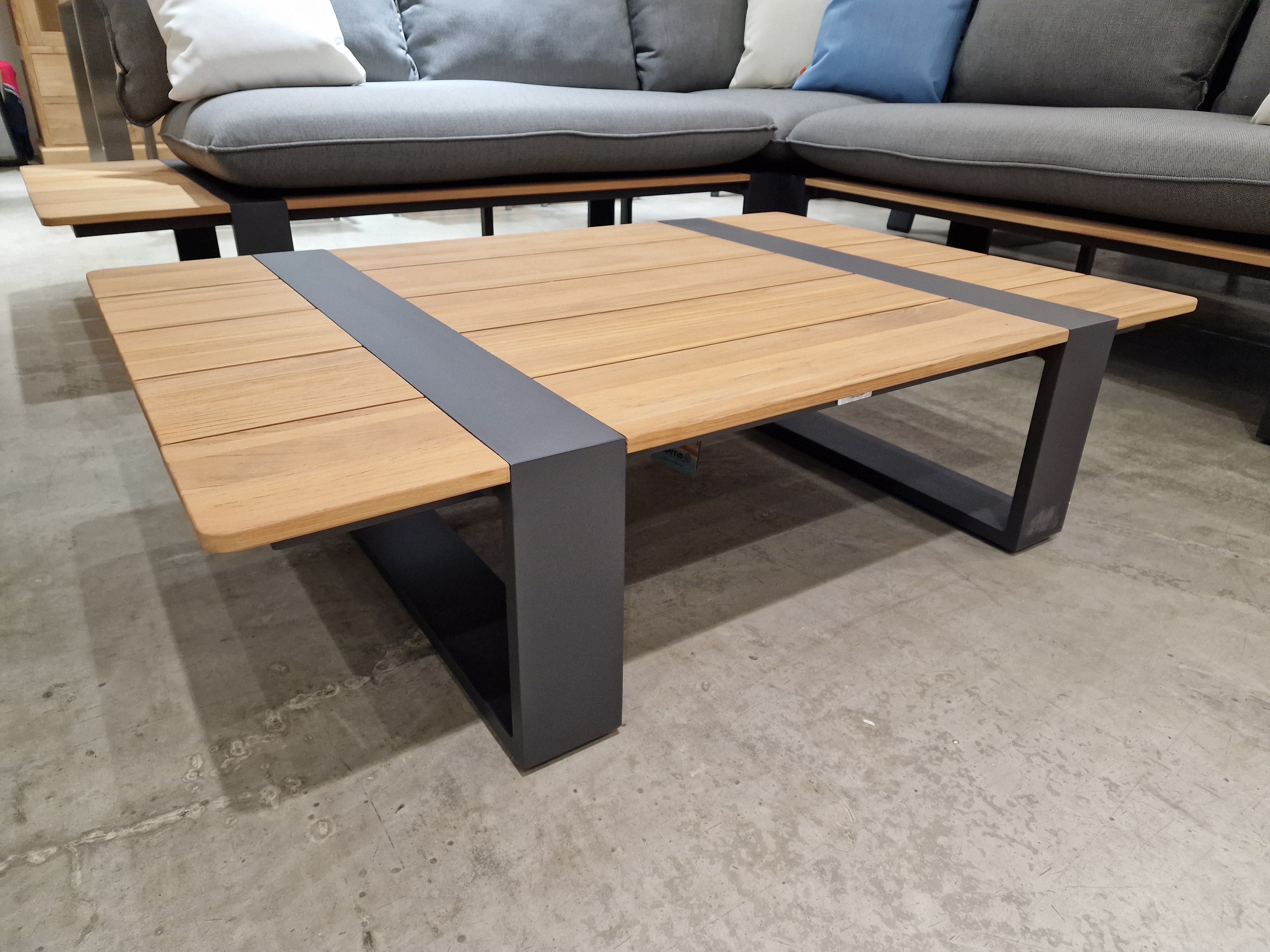 Hoeklounge Seto 250 x 250 x H90 cm Alu Frame Charcoal + Top Teak Natural - Swiss Fabric Kussens met salontafel