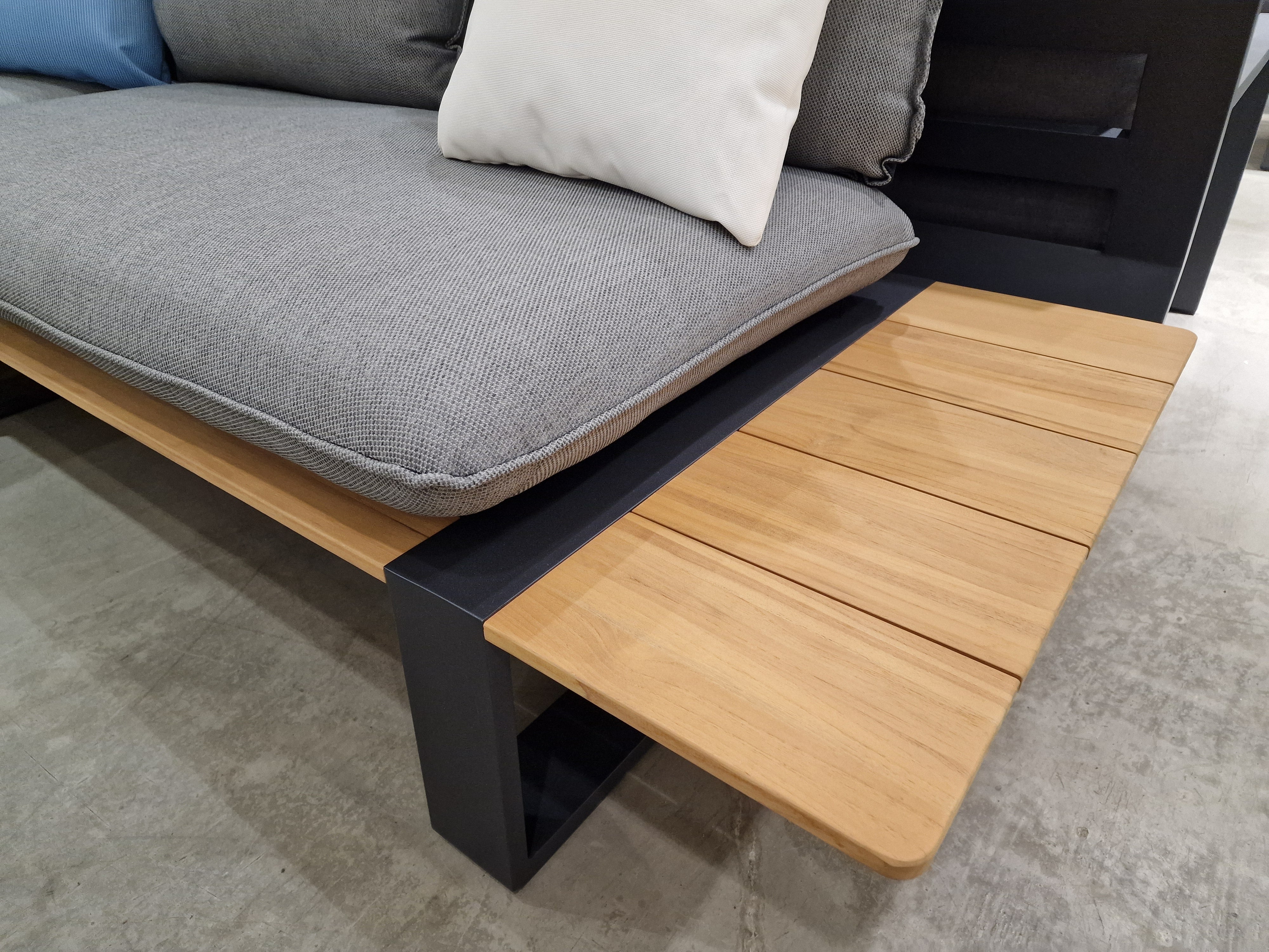 Hoeklounge Seto 250 x 250 x H90 cm Alu Frame Charcoal + Top Teak Natural - Swiss Fabric Kussens met salontafel